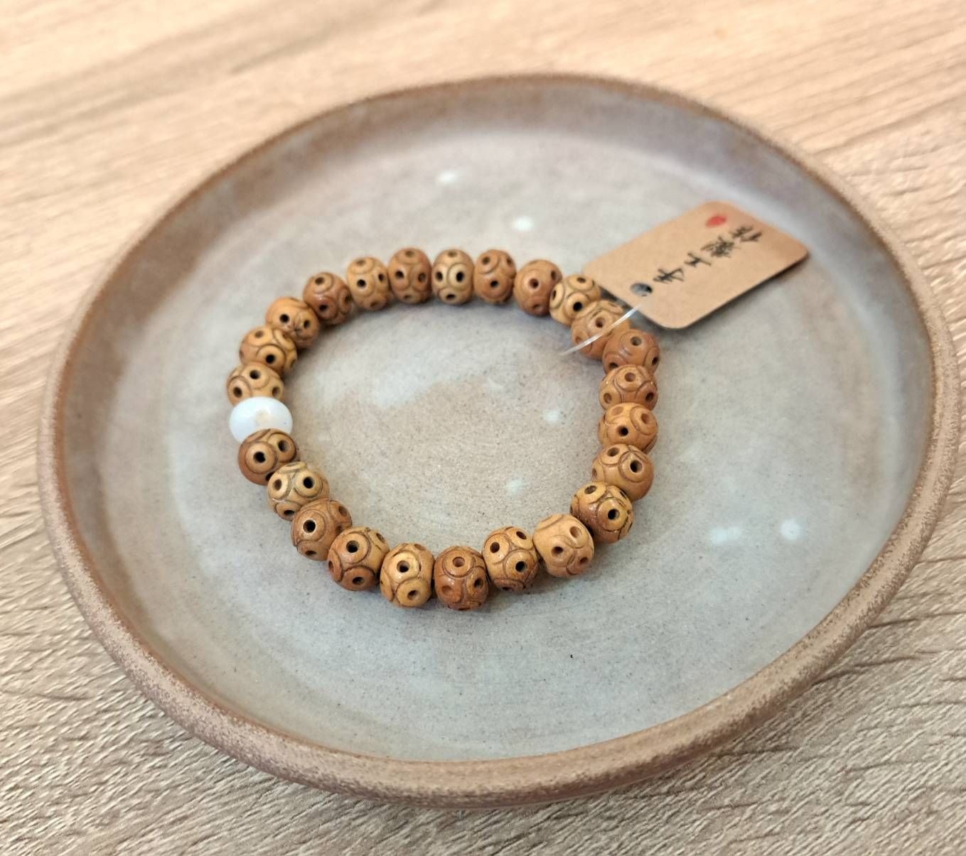 🌿 紅線查查｜西藏酥油犛牛骨 × 新疆老玉 情侶手鍊  23 顆祈願酥油犛牛骨 + 一顆守心老玉｜手作緣分飾品・歲月之