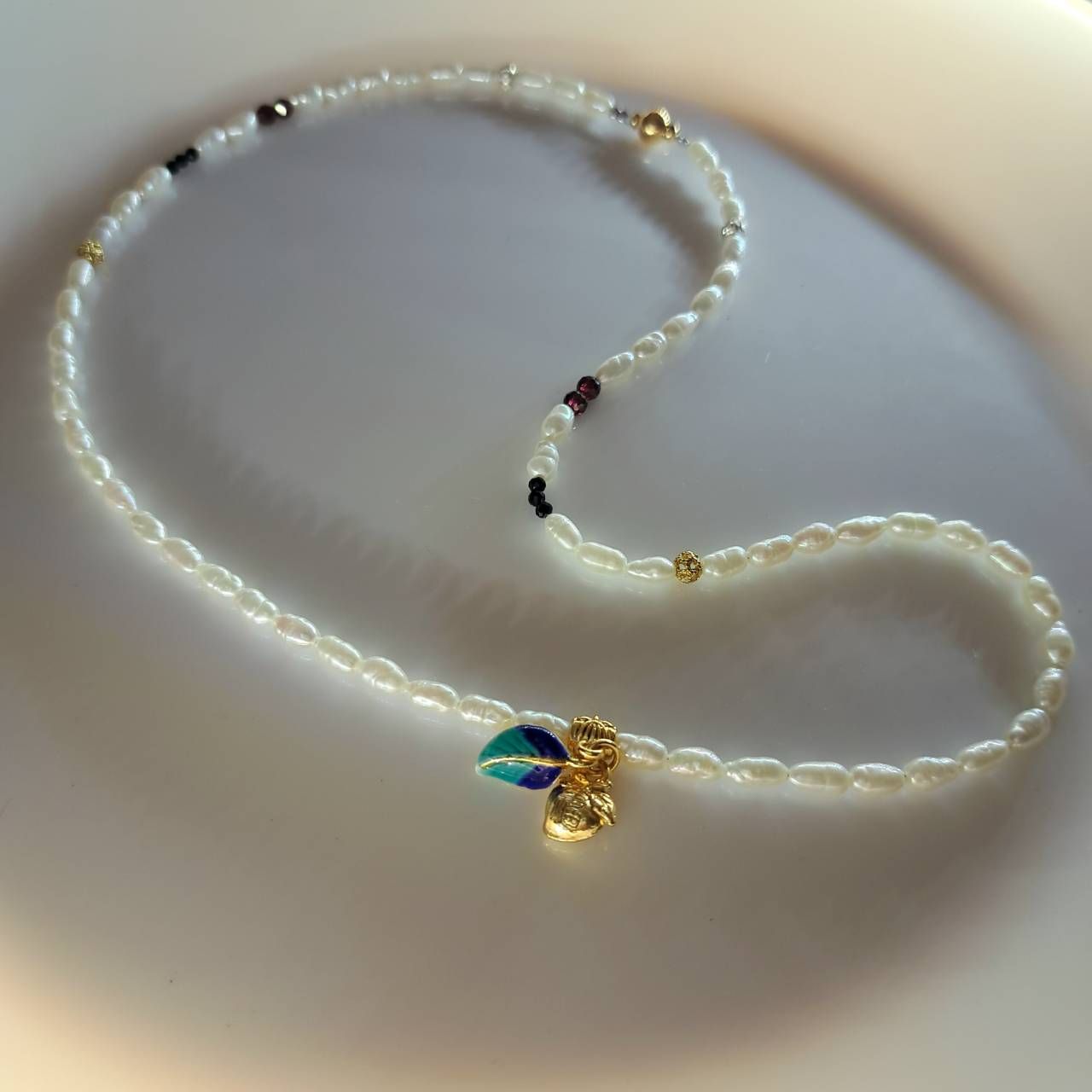 🌿月老紅線查查 幸運藍葉珍珠項鍊✨天然米粒珍珠×金福袋吊飾×紅黑能量石×磁吸扣設計 手作禮物💎