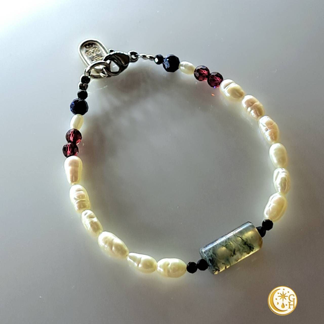 🧵月老紅線查查｜西藏老玉 × 天然米粒珍珠｜石榴石溫柔續航、黑瑪瑙穩住界線，純銀擋珠＋日本鋼線耐用安心，隨機純銀墜飾帶