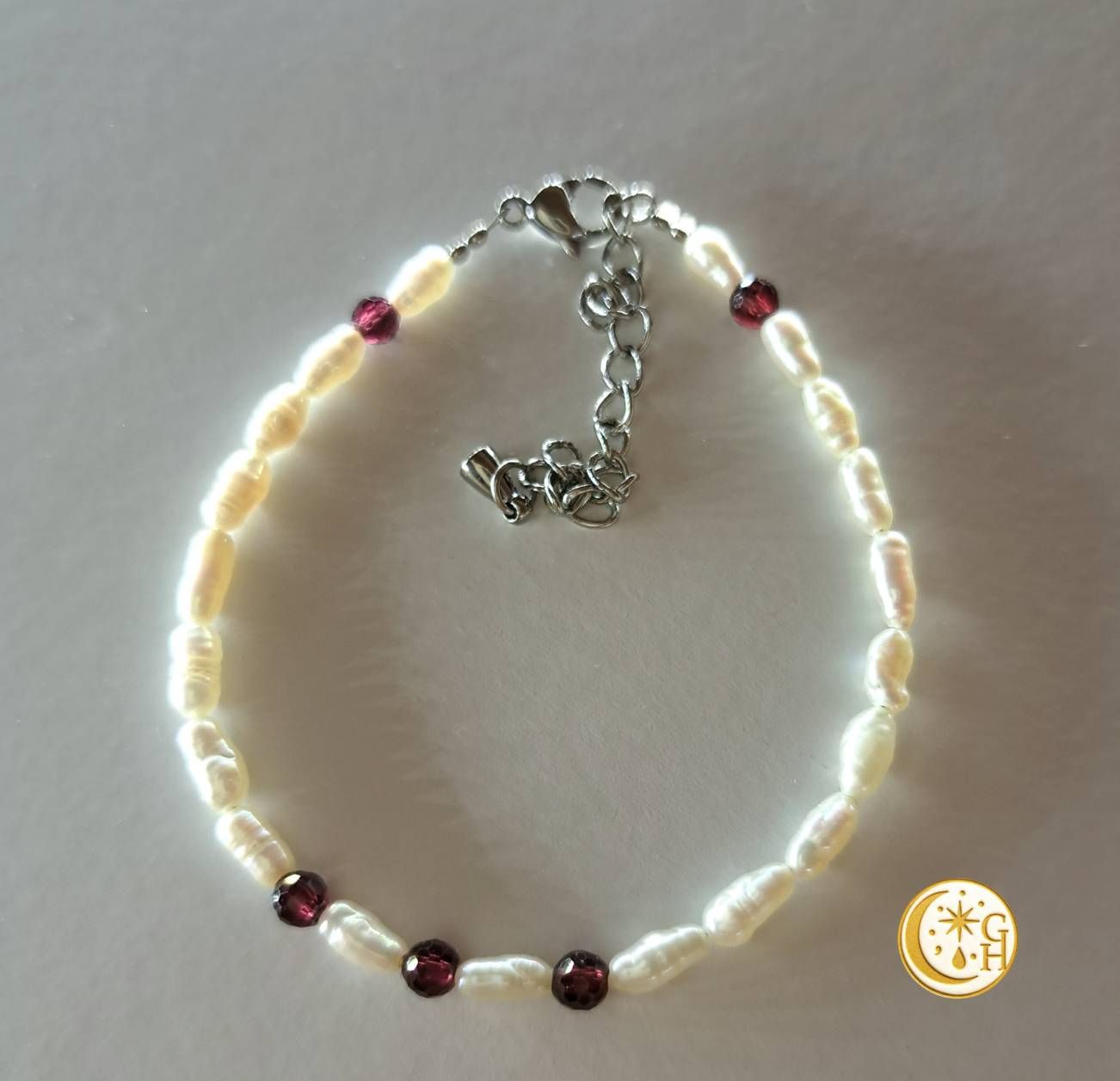 月老紅線查查｜石榴石 × 天然米粒珍珠手鍊｜15cm＋5cm 延長鍊可調手圍｜不鏽鋼扣頭耐用不易變色｜品牌懸浮立盒包裝・