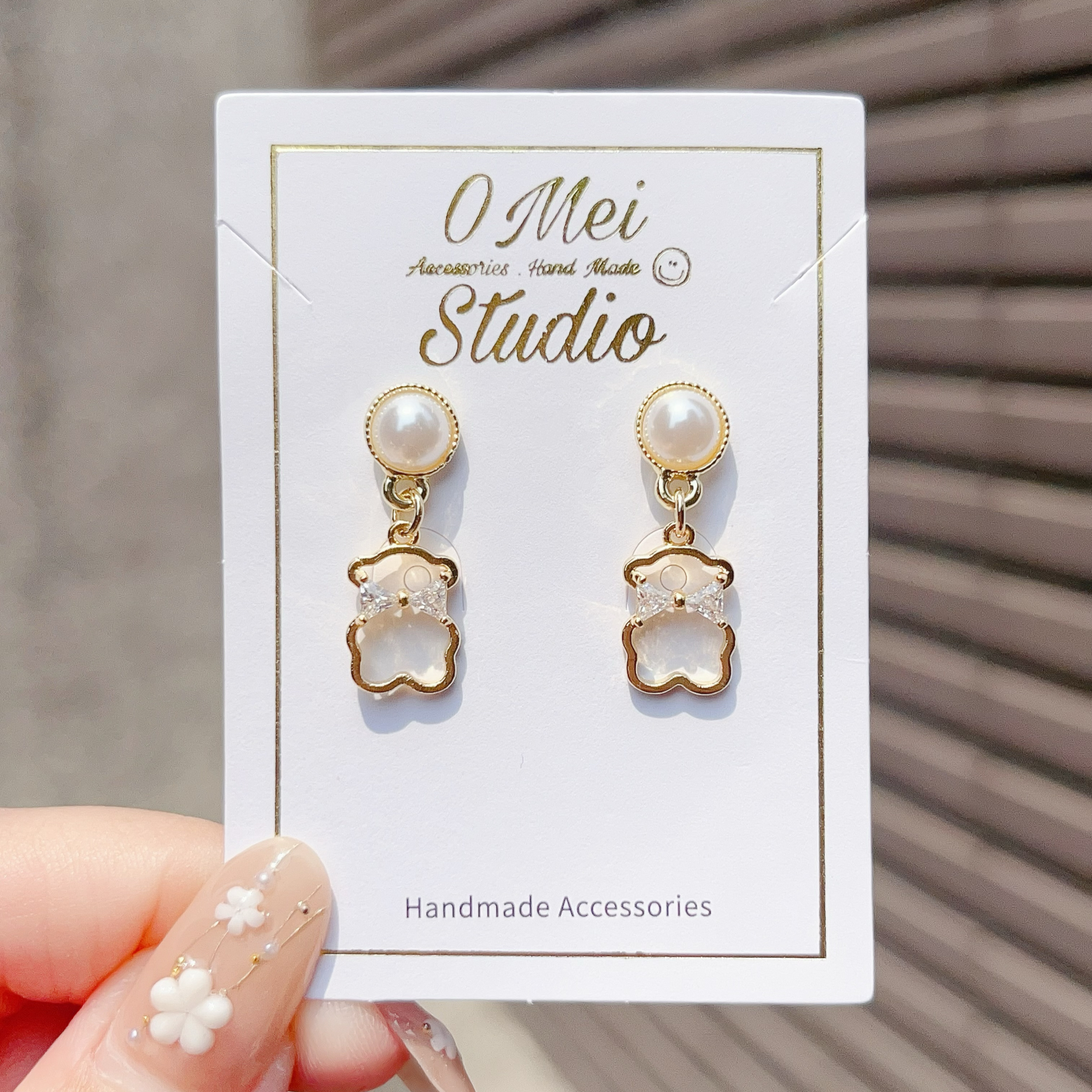 手作耳環-2026.04新品-珍珠鋯石領結小熊耳環