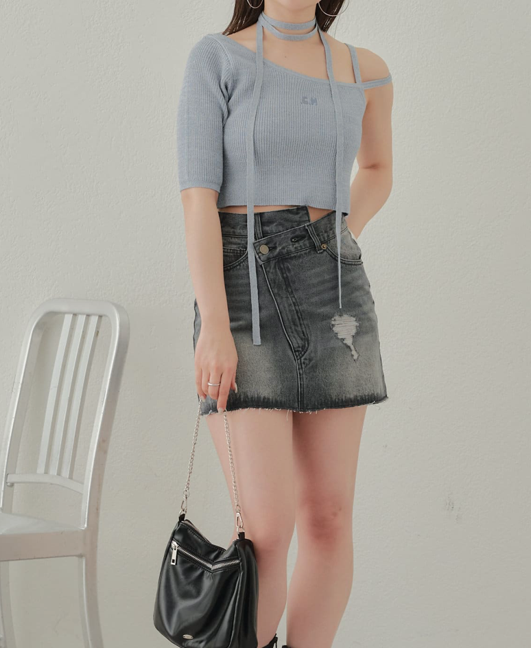 現貨！【Chico】附垂墜頸鍊不對稱刺繡針織上衣 CHZ1041505A0003e