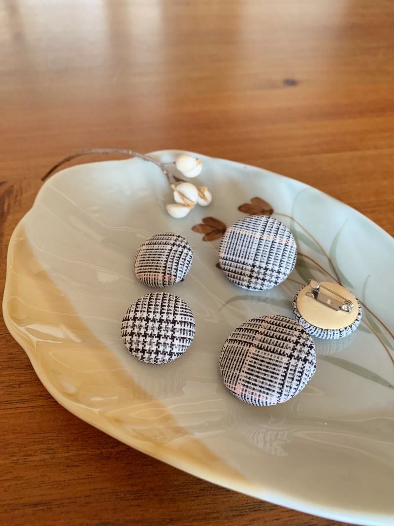 葛倫紋 Glen Plaid 手作布釦胸針， Ø28mm＆22mm