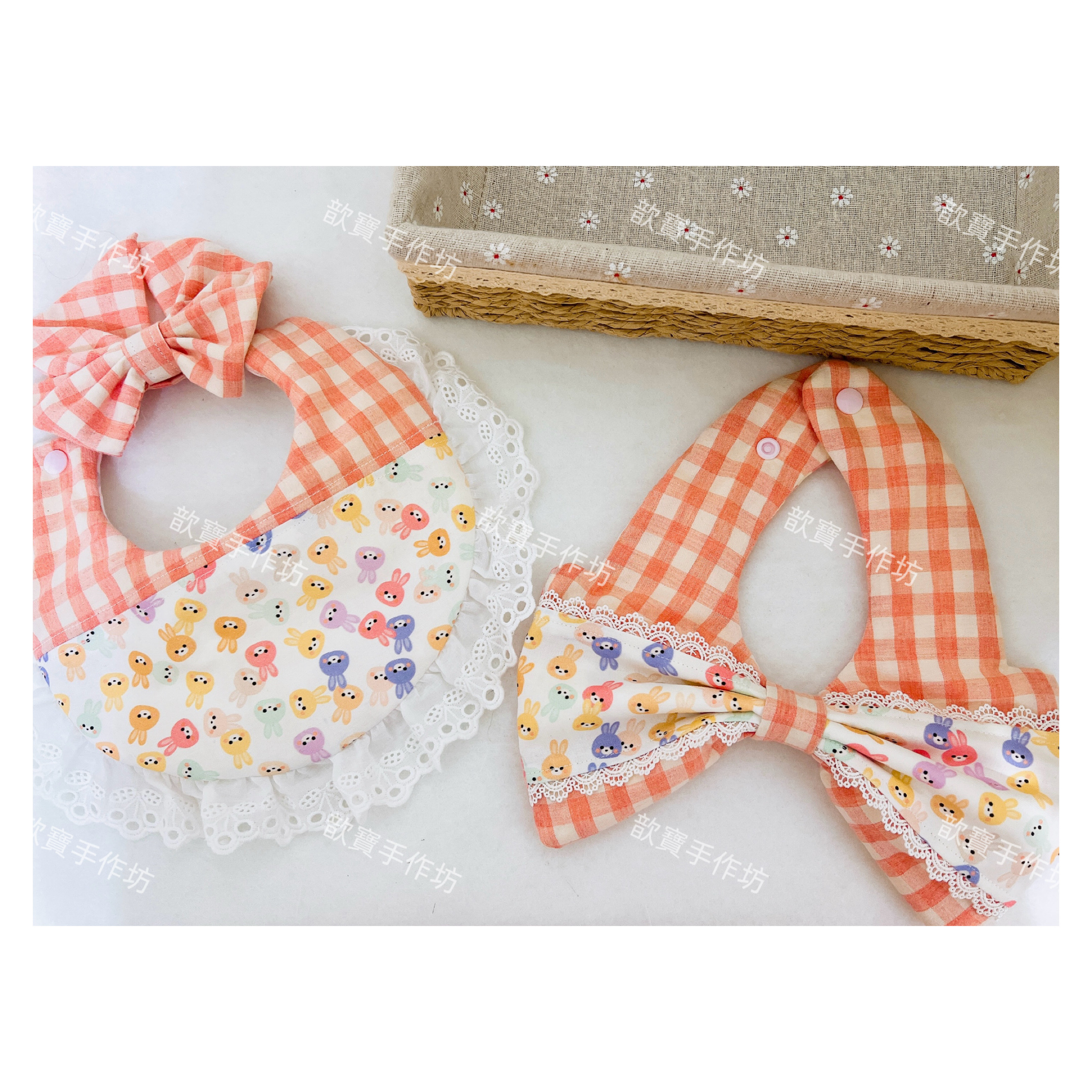 （現貨）扣繩款拼布圍兜/可拆式蝴蝶結圍兜（蝴蝶結無法與斗篷併用）