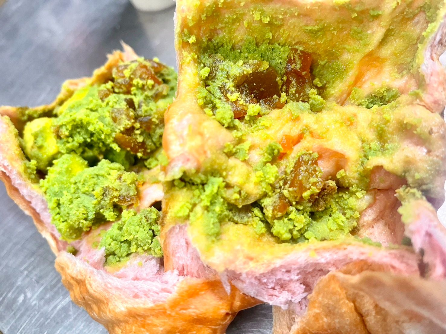 SaSa 烘焙：杏桃開心果奶酥乳酪吐司