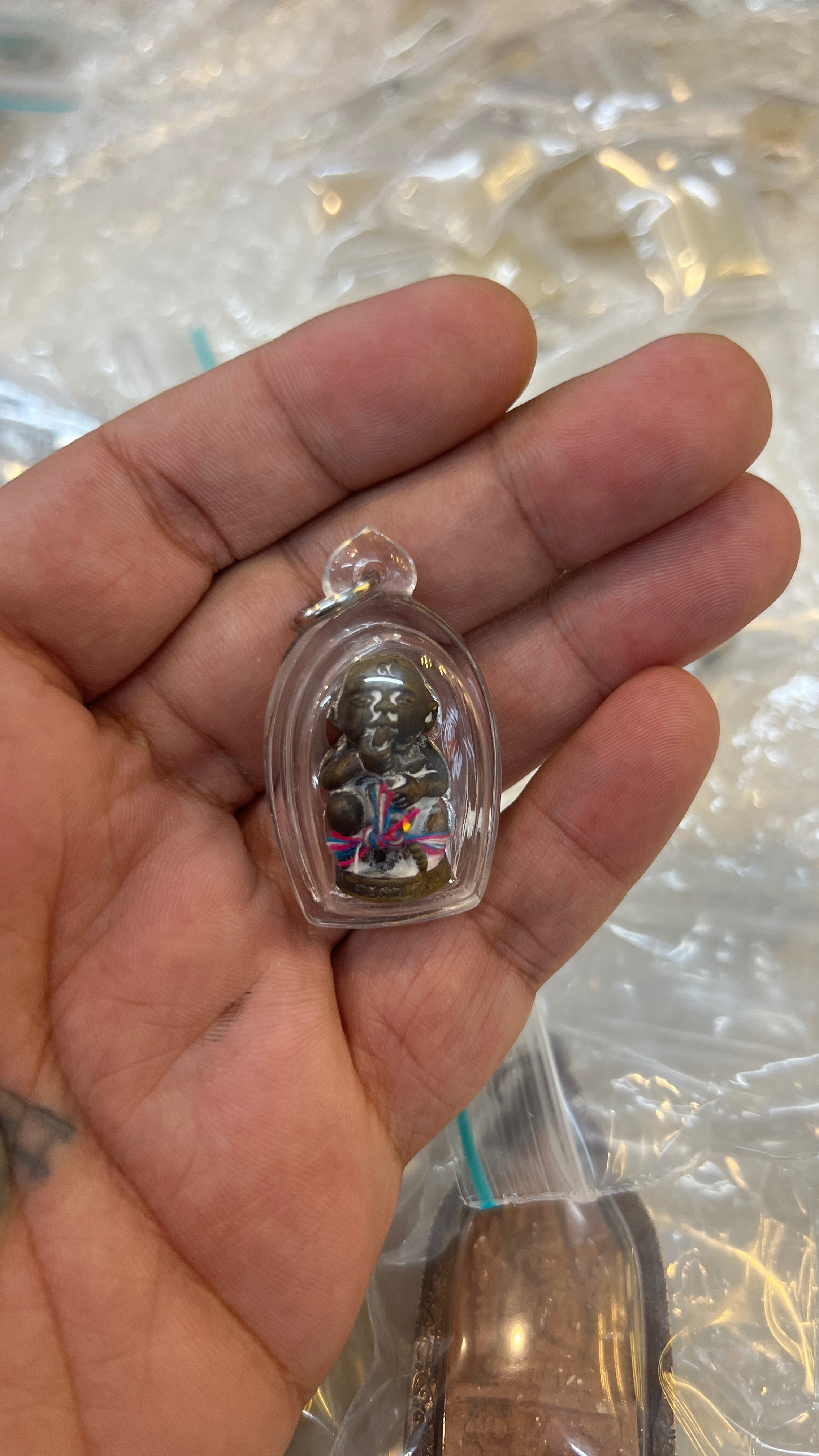龍婆安倫 配戴吸臍古曼