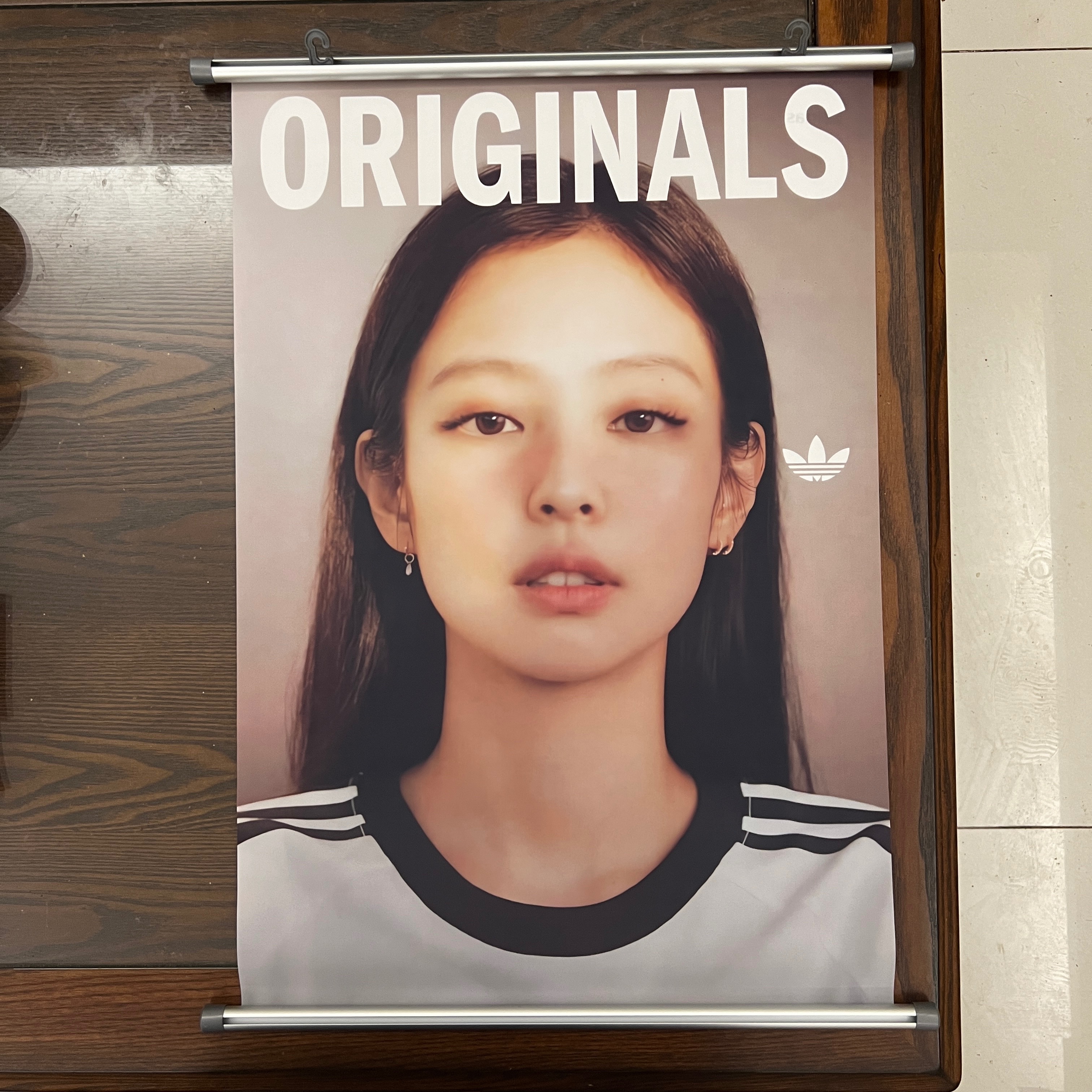 Jennie 代言卷軸海報（愛迪達官方）