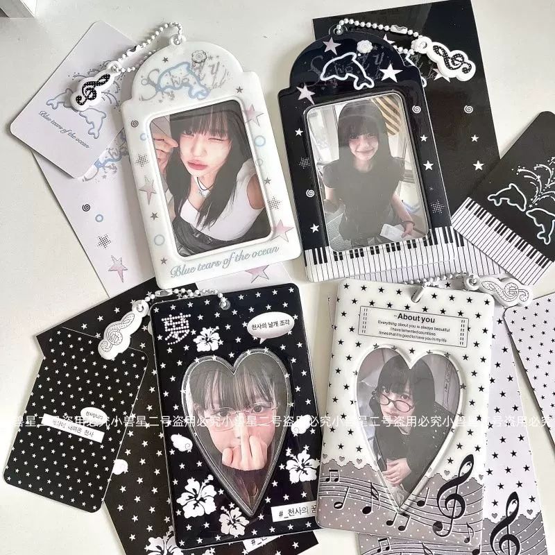 黑白系卡套  吊飾為隨機顏色