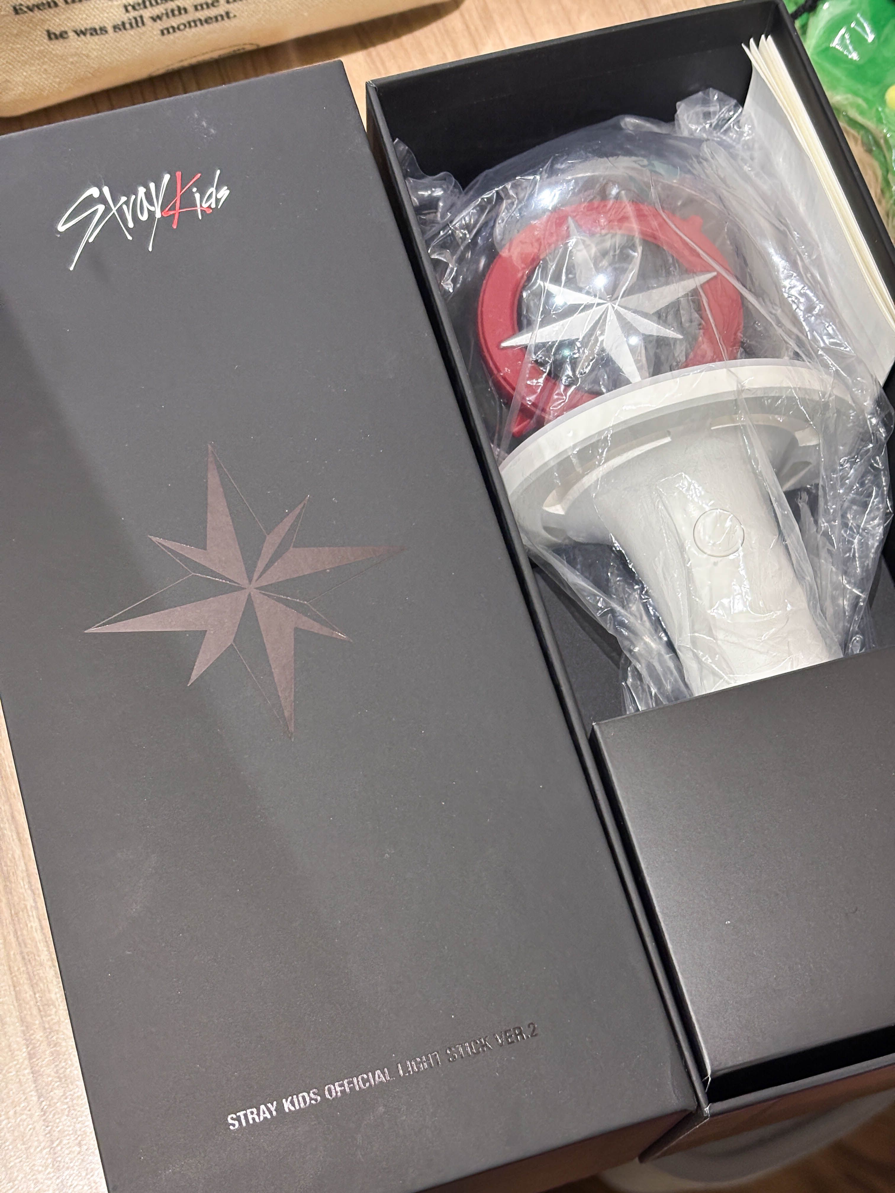 手燈、電池 （手燈及手燈充電電池皆僅使用過一次，保存良好無刮痕）