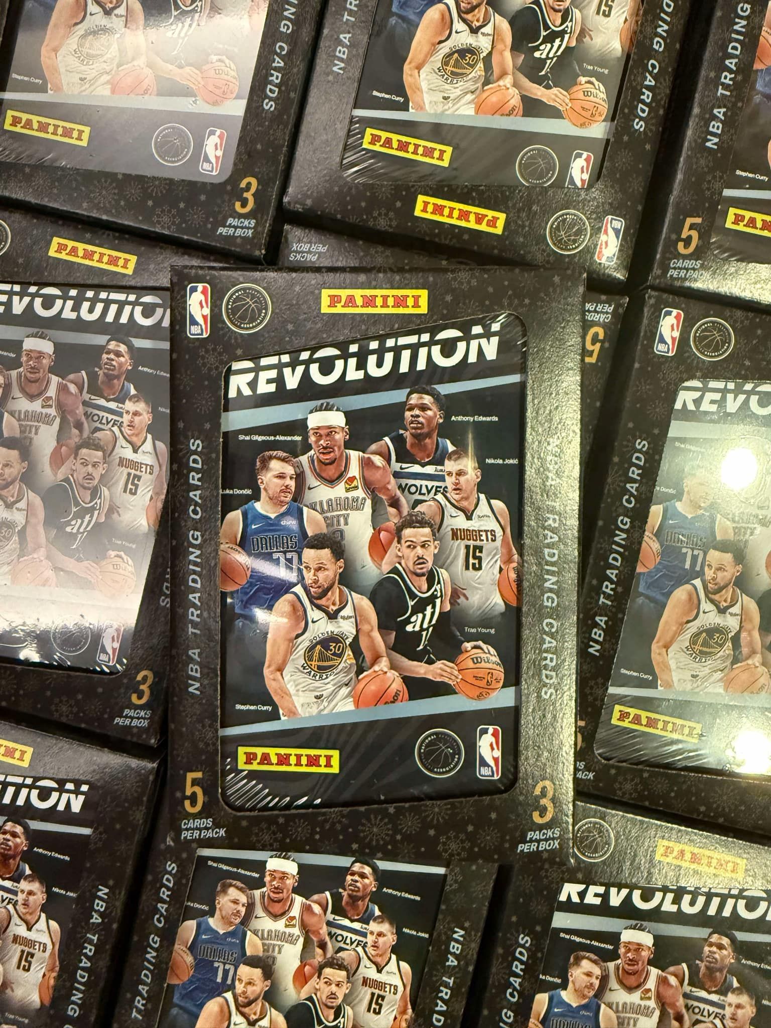 【現貨】2023-24  panini Revolution Basketball Winter Tin 聖誕鐵盒