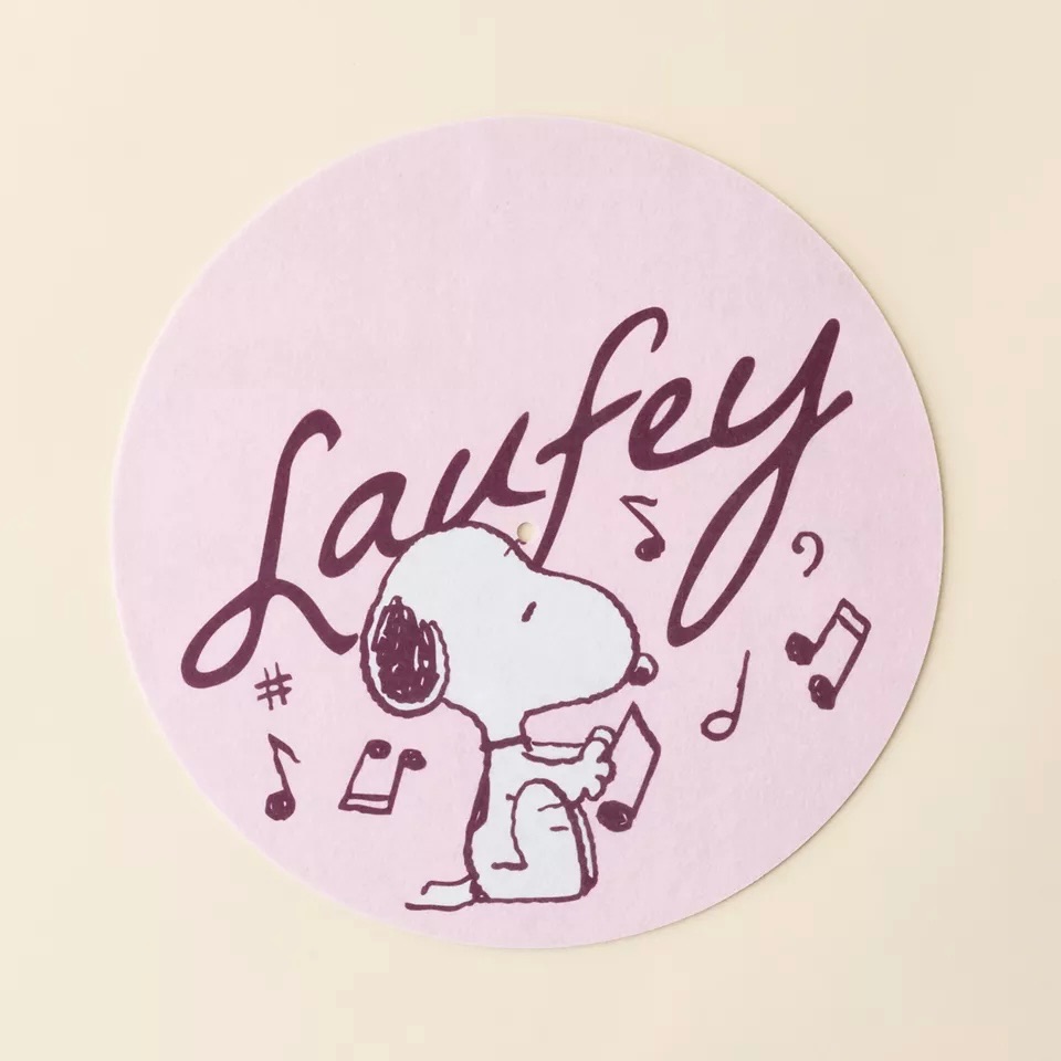 Laufey × Peanuts聯名史努比唱片墊