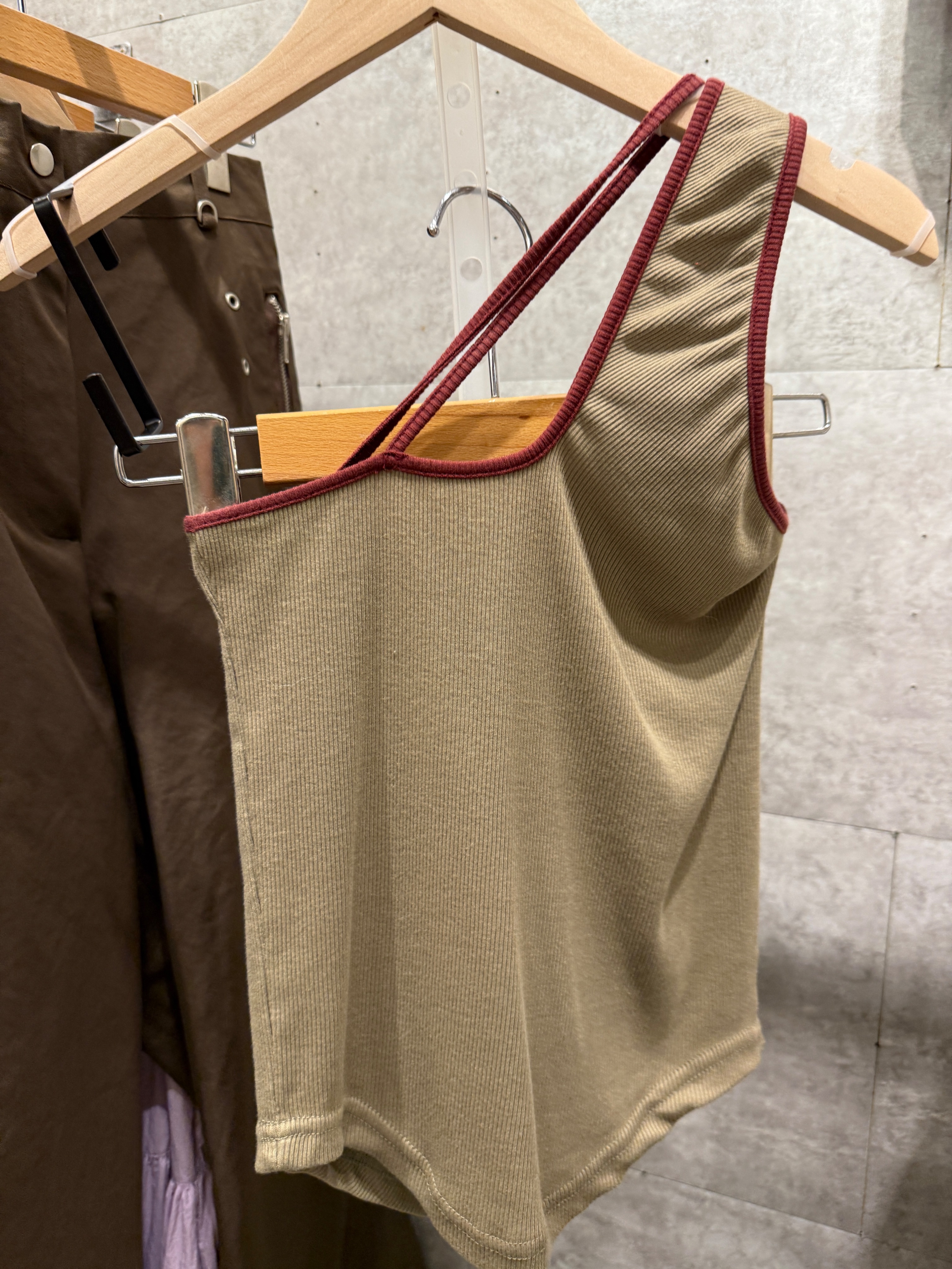 🇰🇷韓-戀愛泡泡-T10綠紅滾邊斜肩背造型背心