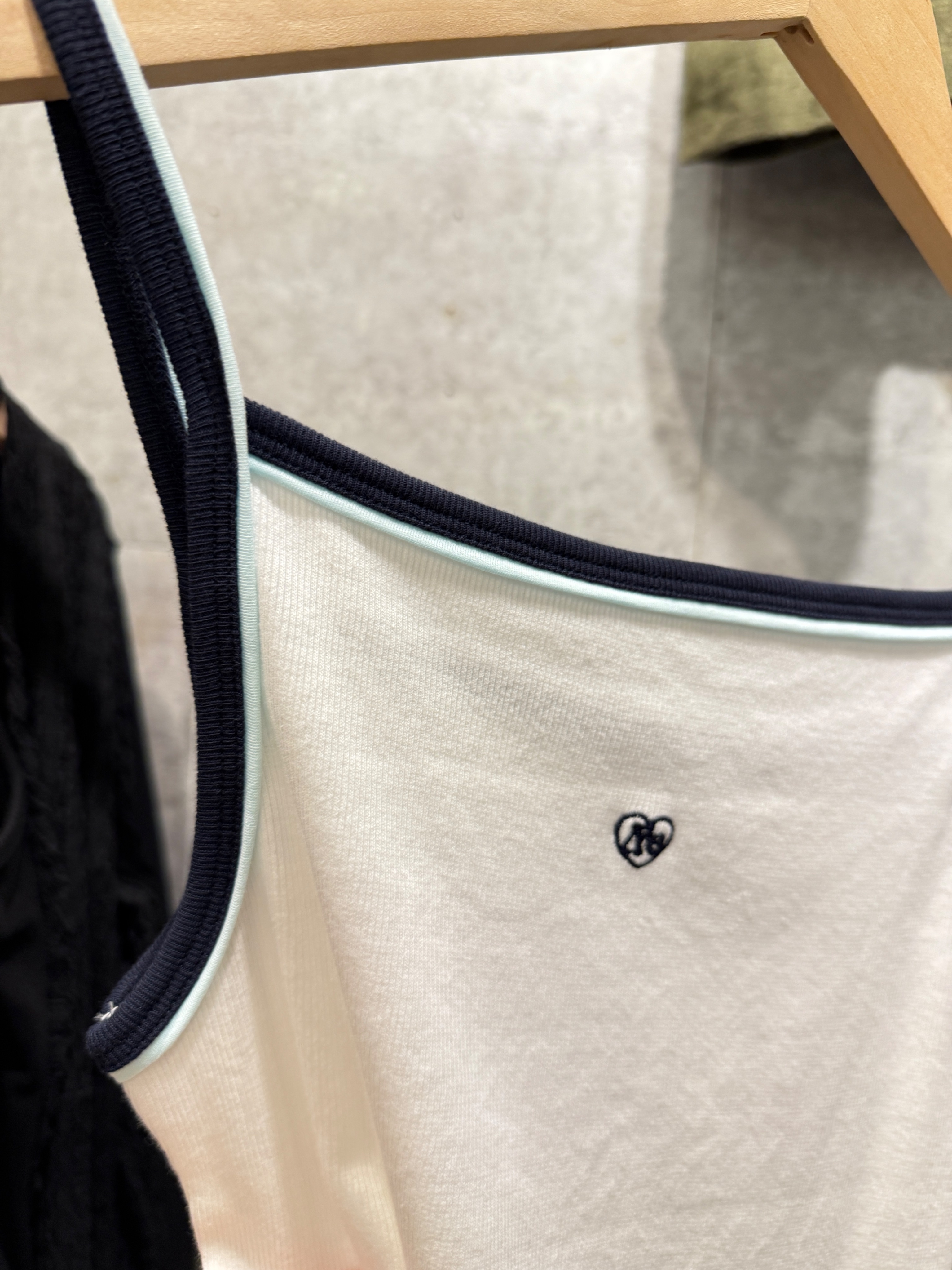 🇰🇷韓國選品３８度C的夏－T04-重工刺繡小圖標雙帶色帶背心