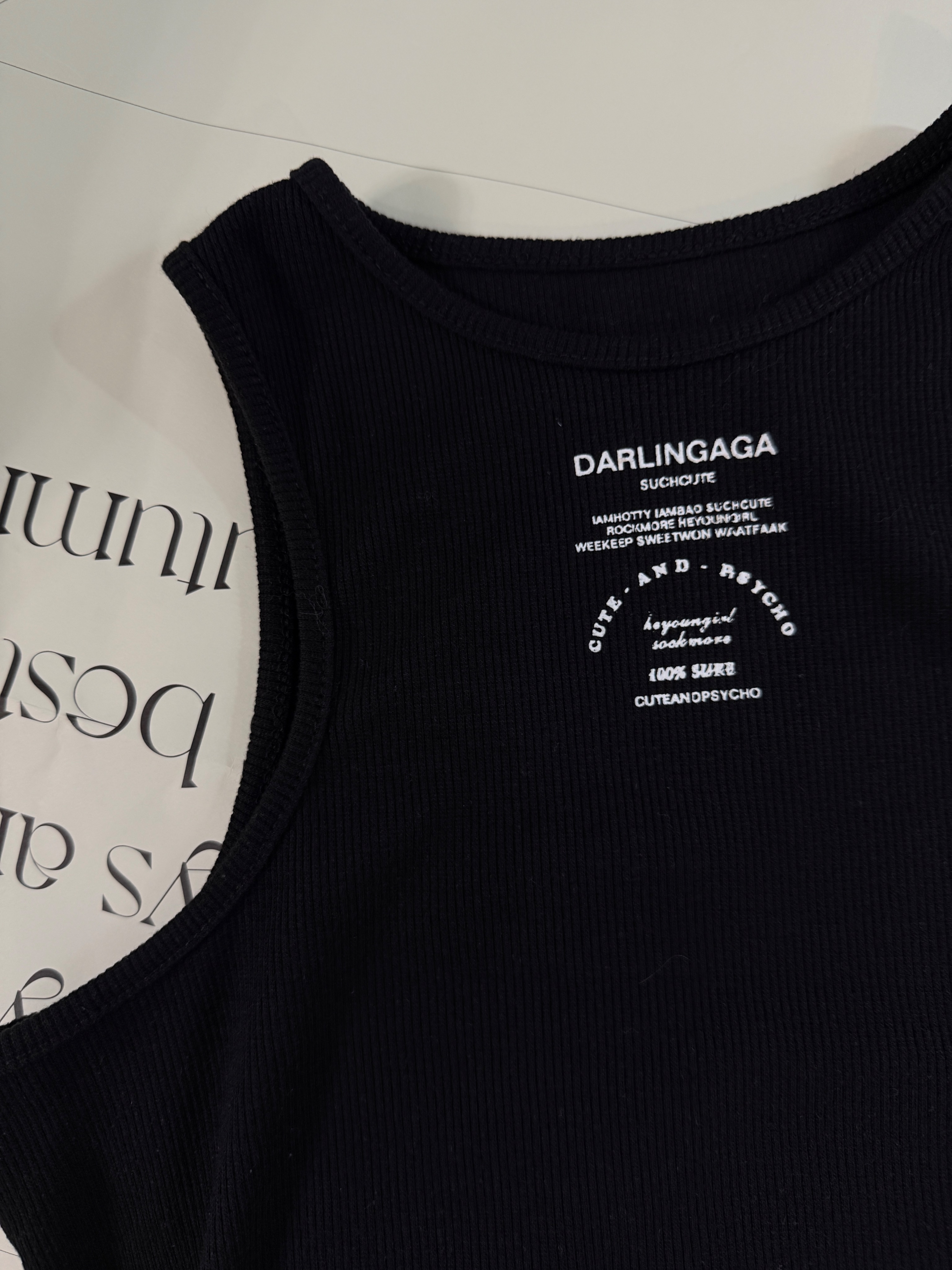 浪漫主義To5-彈力顯瘦字母挖背黑色小背心（前有英文字母