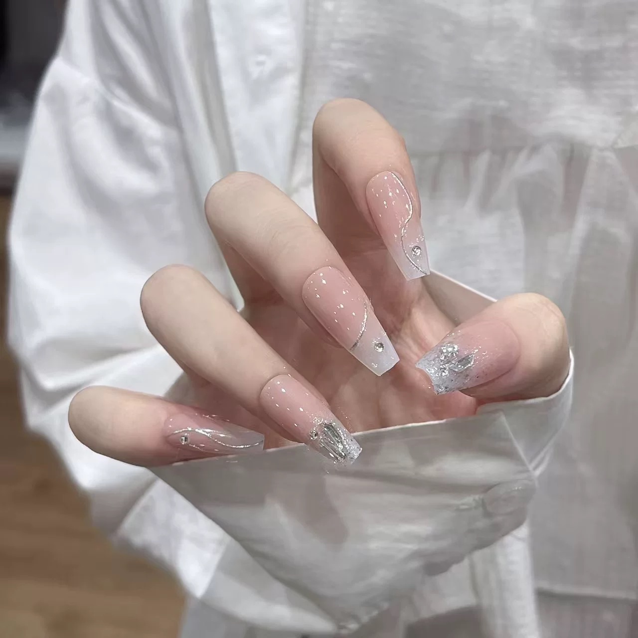 純欲裸粉穿戴甲