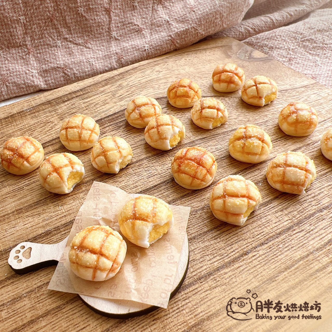 波羅麵包完整+咬一口