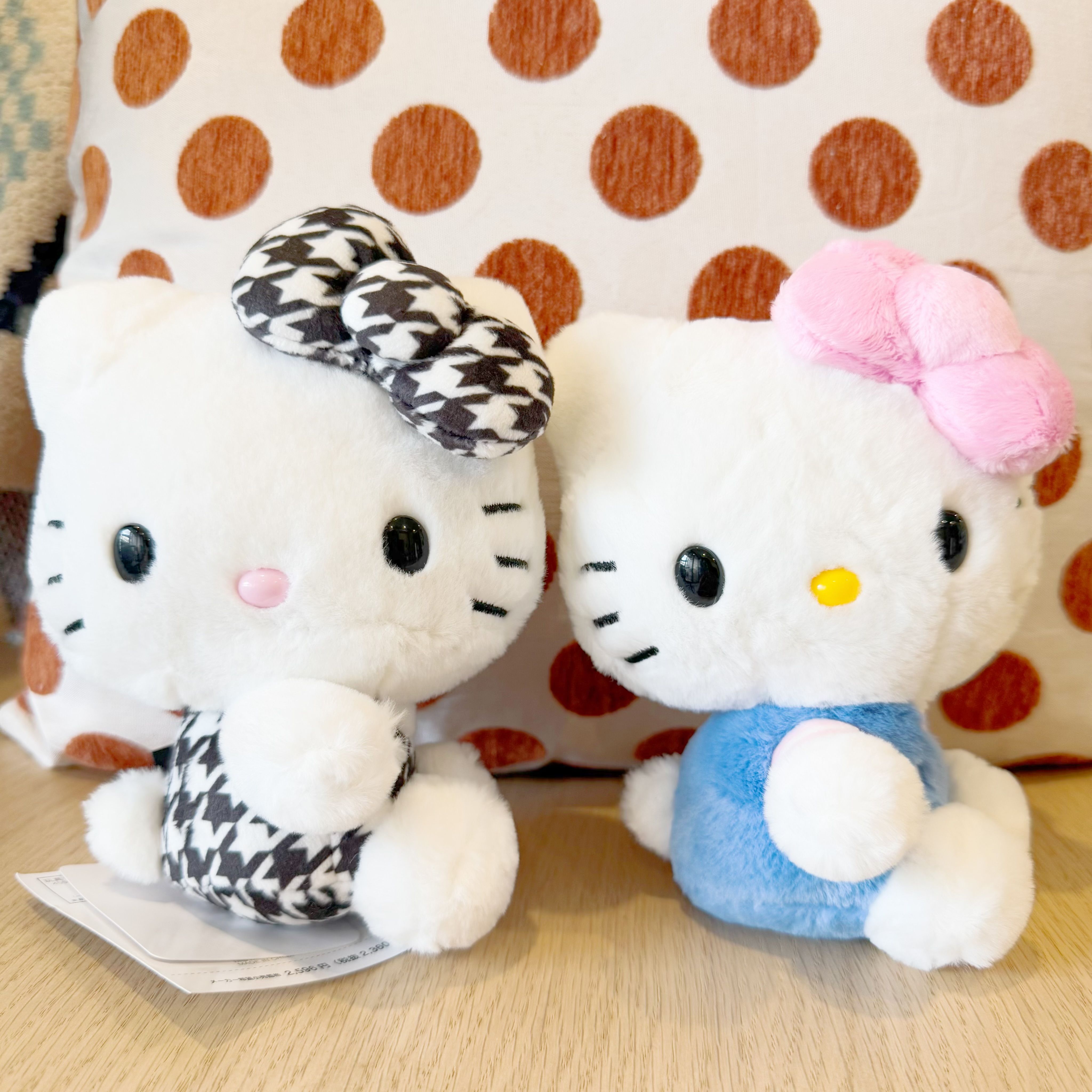 日本 KT特展 限購KT玩偶 （左）