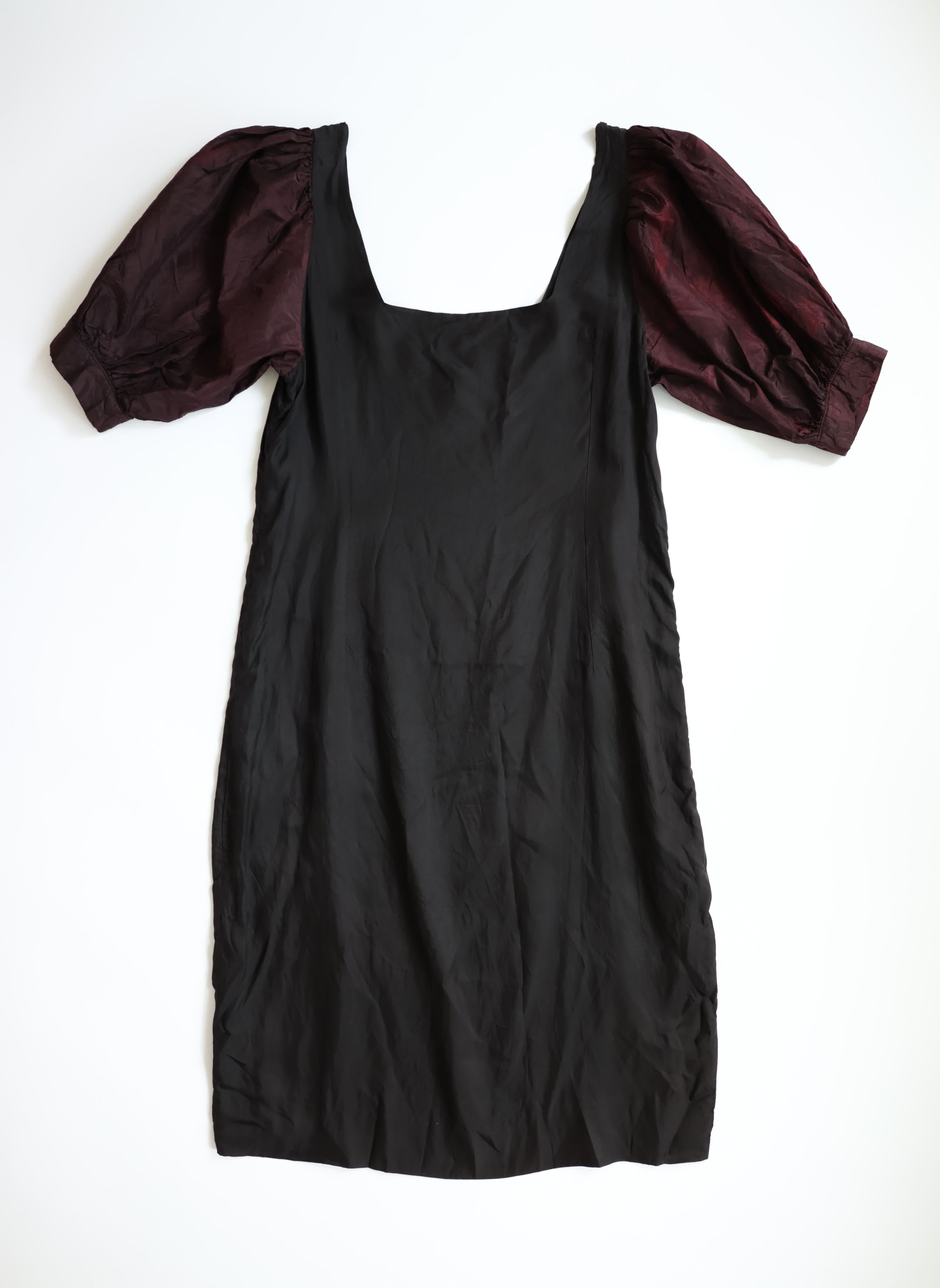 酒紅泡袖黑色經典洋裝 Burgundy Puff Sleeve Black Classic Dress