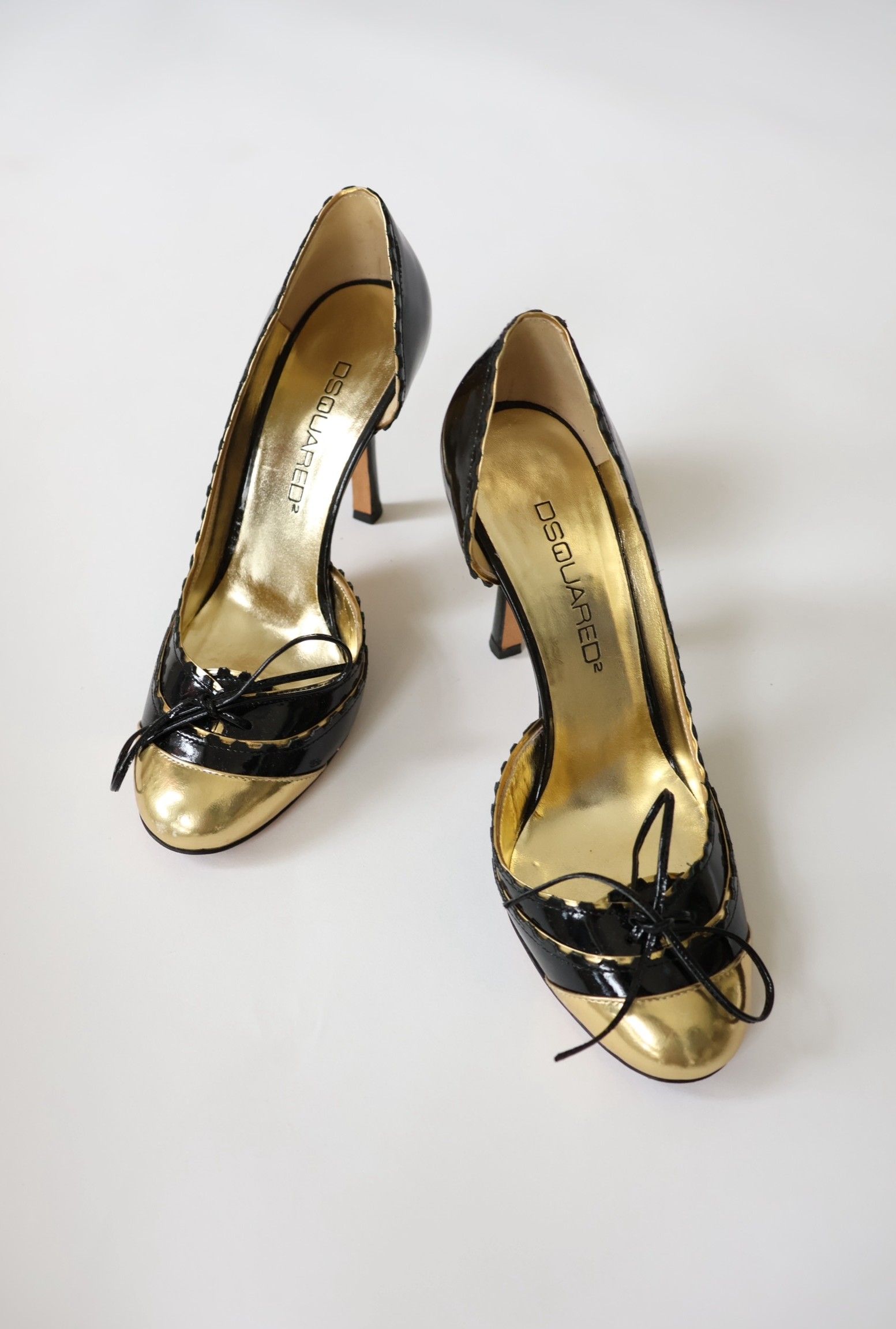 DSquared2金色黑邊小蝴蝶結漆皮高跟鞋
