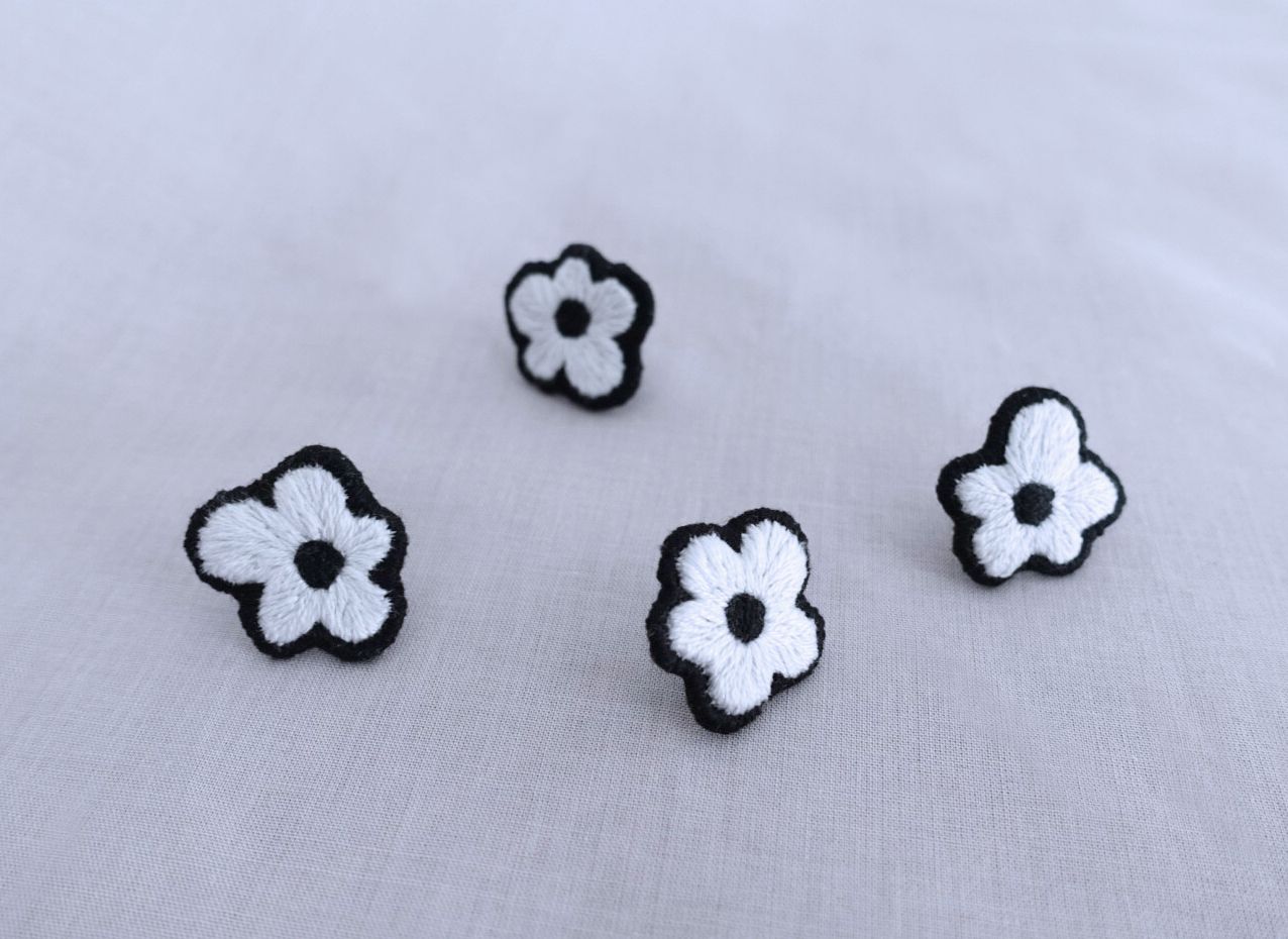 純粹小花・手工刺繡耳環