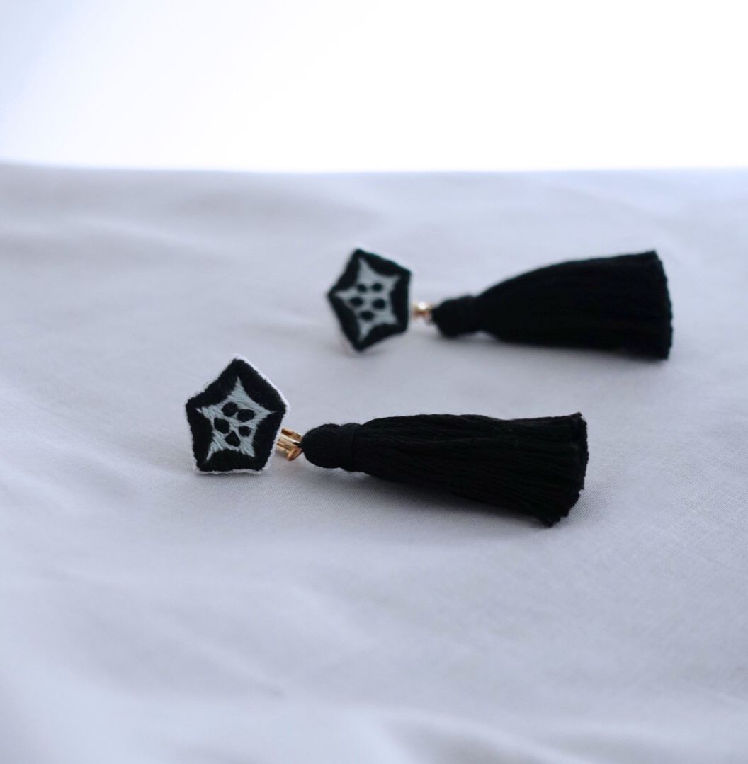 秋葵流蘇・手工刺繡耳環 - 黑