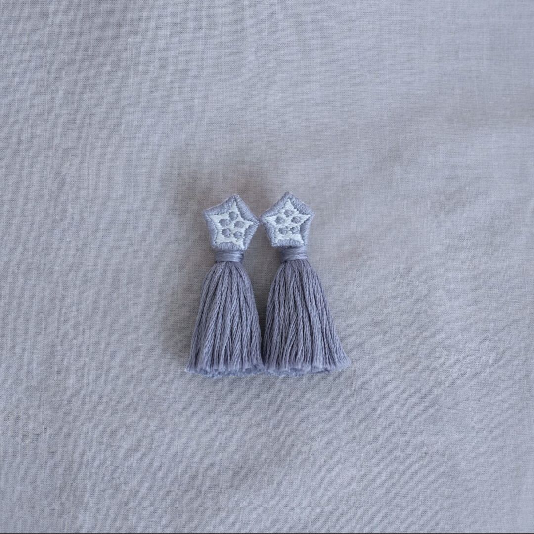 秋葵流蘇・手工刺繡耳環 - 芋灰