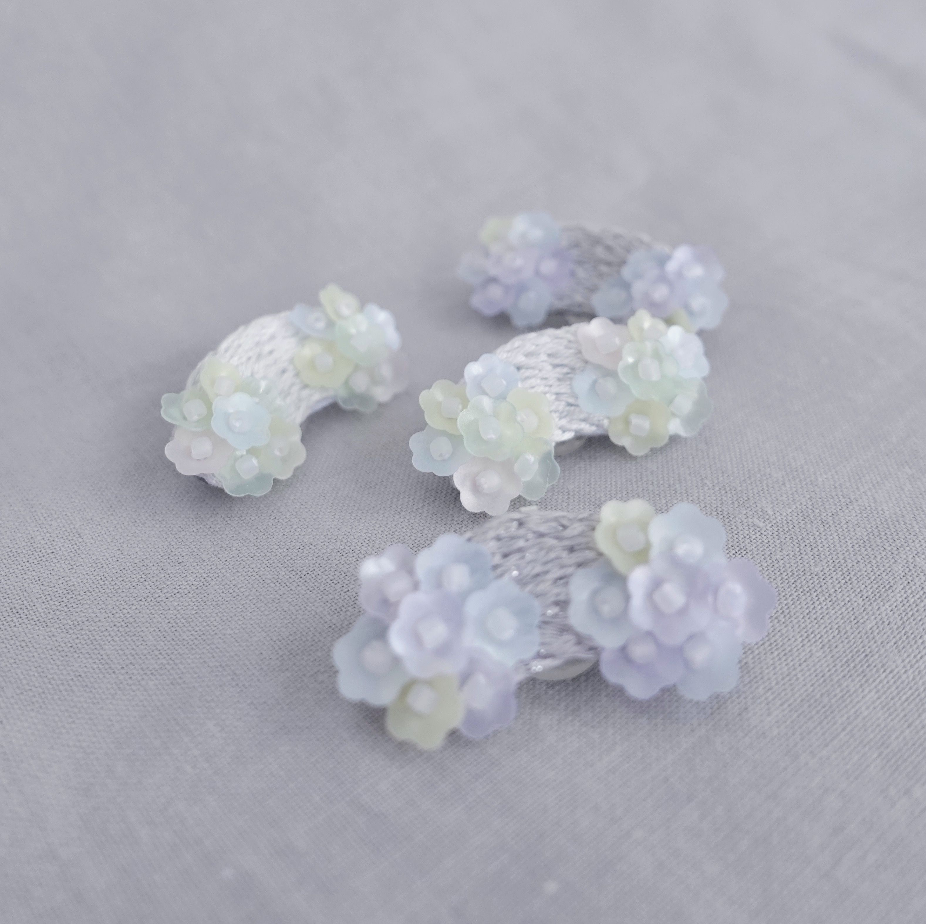 小花梗・手工刺繡耳夾