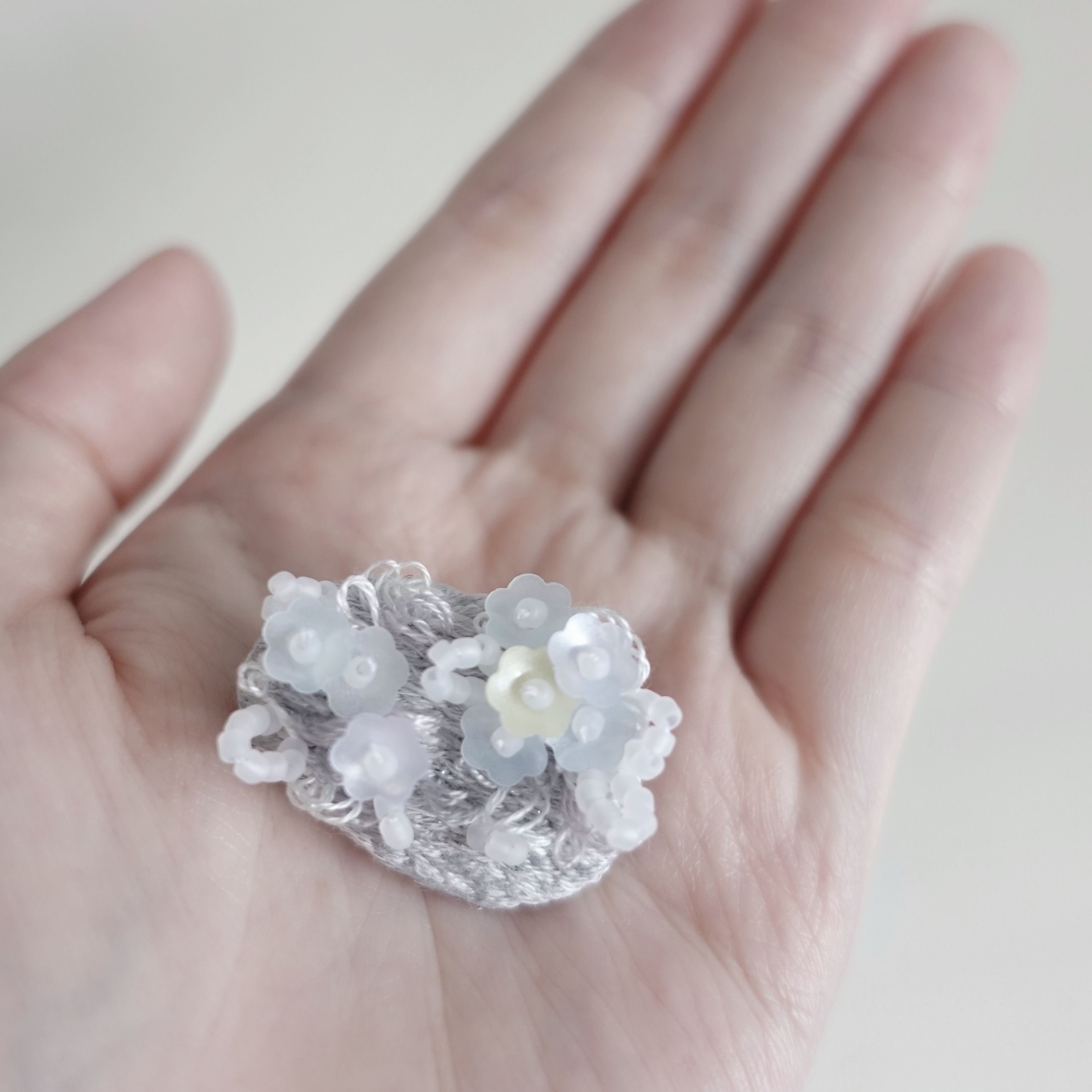 開花的石頭・手工刺繡耳環 / 胸針