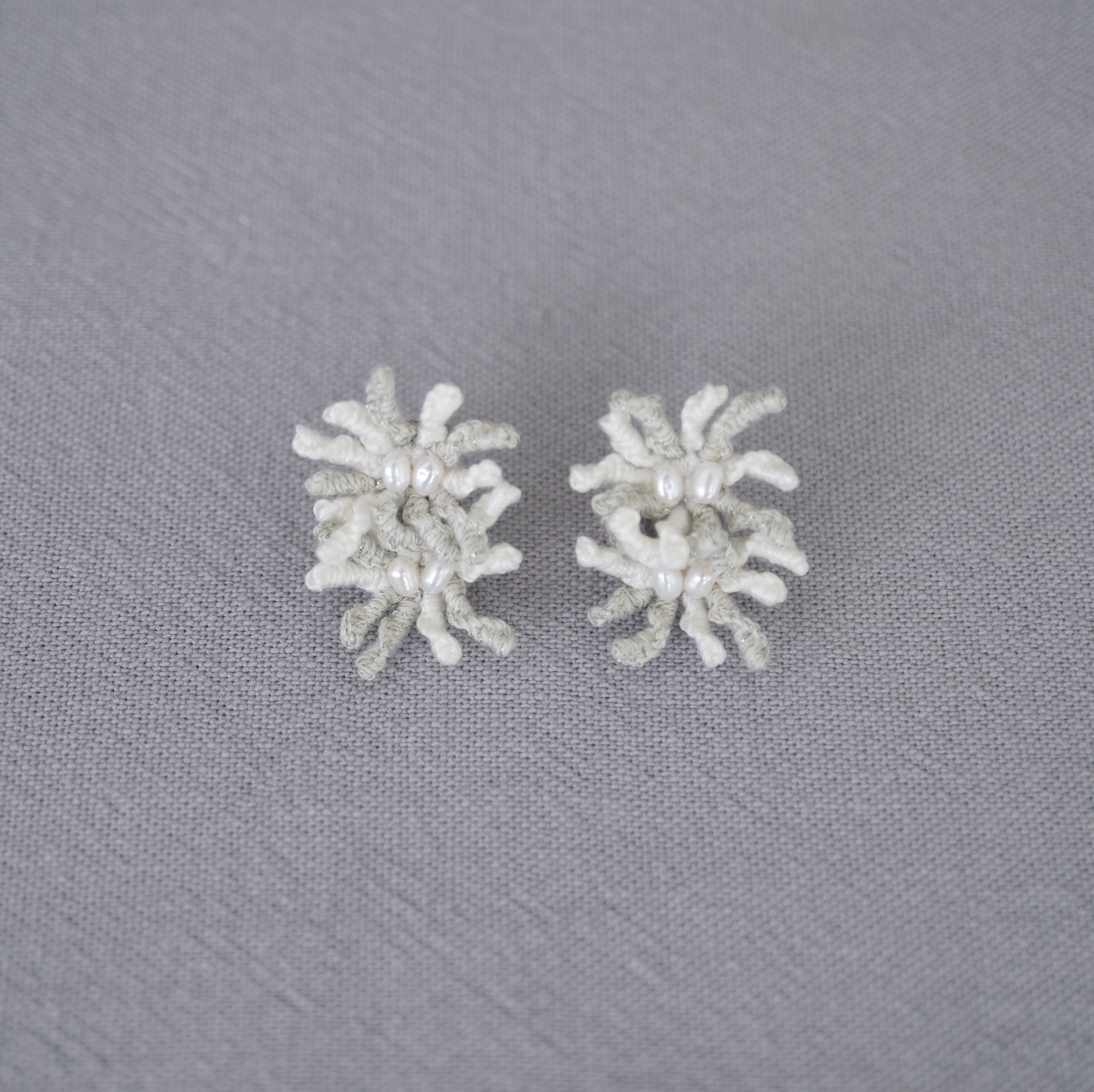 雙花珊瑚│珍珠微光・手工刺繡耳環