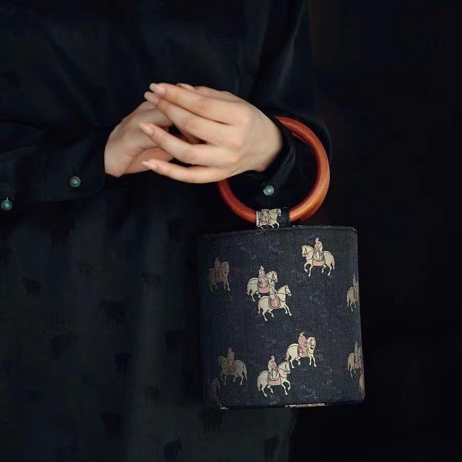 民族風復古木柄縮口水桶包（預購）