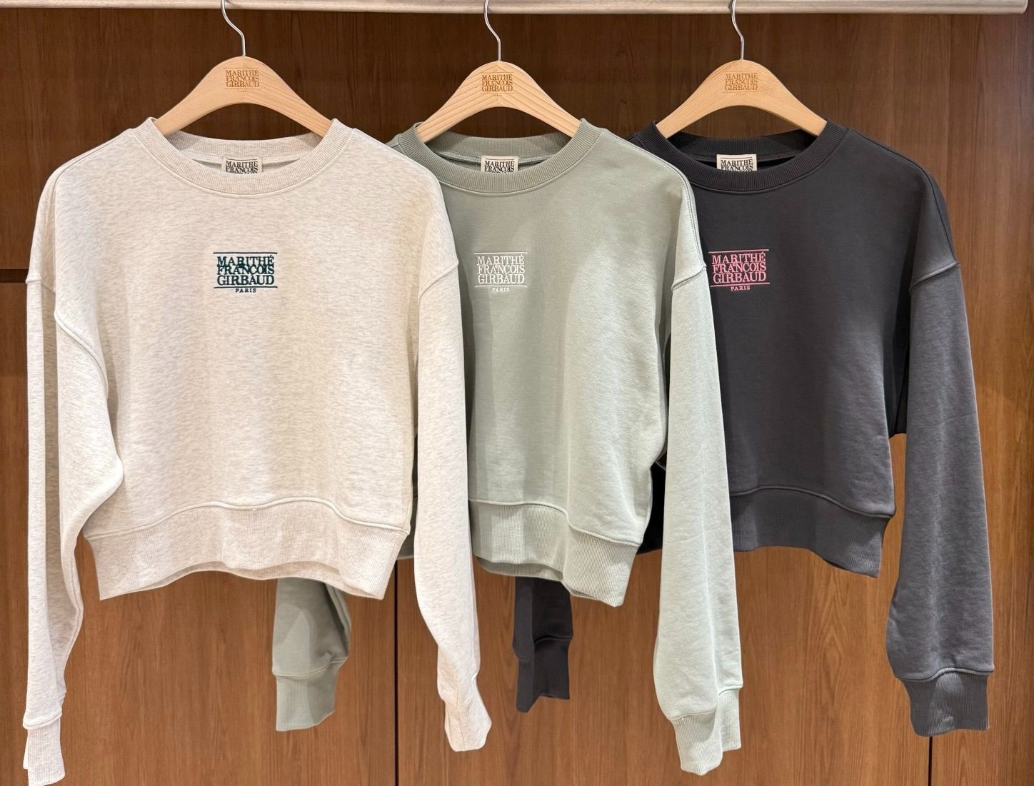 （預購）Marithe 經典刺繡logo 縮口大學T  3COLOR