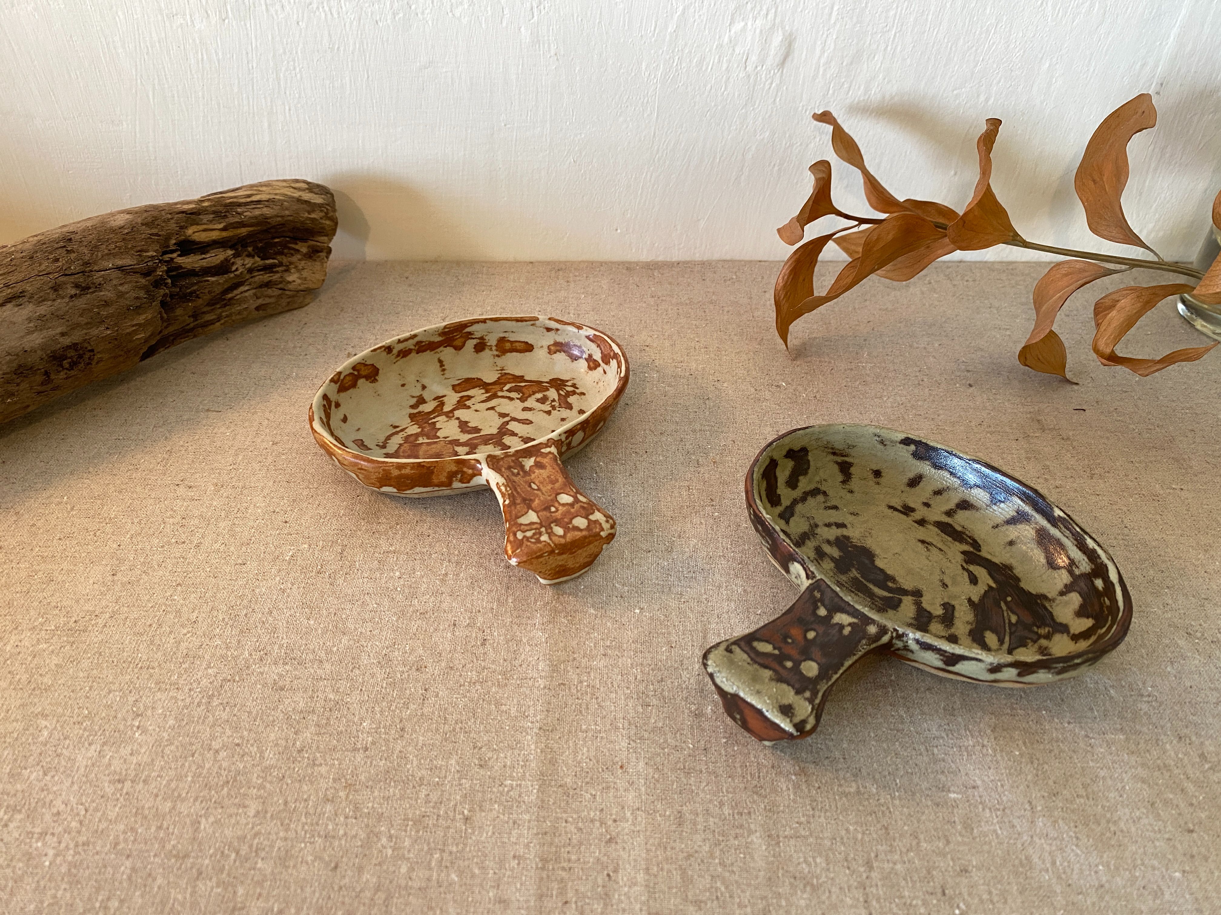 手工粗陶長柄碟