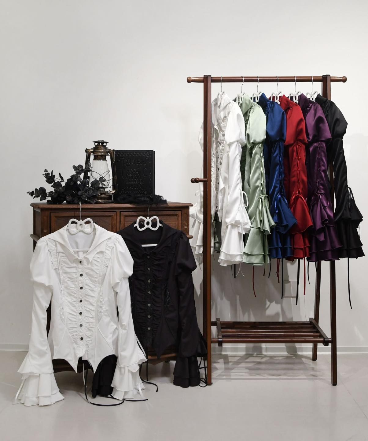 {緞面}【代購預購】lolita吸血鬼戀人 蕾絲花邊交叉緞帶皺褶蝙蝠翻領荷葉邊王子袖襯衫/多色襯衫/上衣 哥德王子蘿莉塔