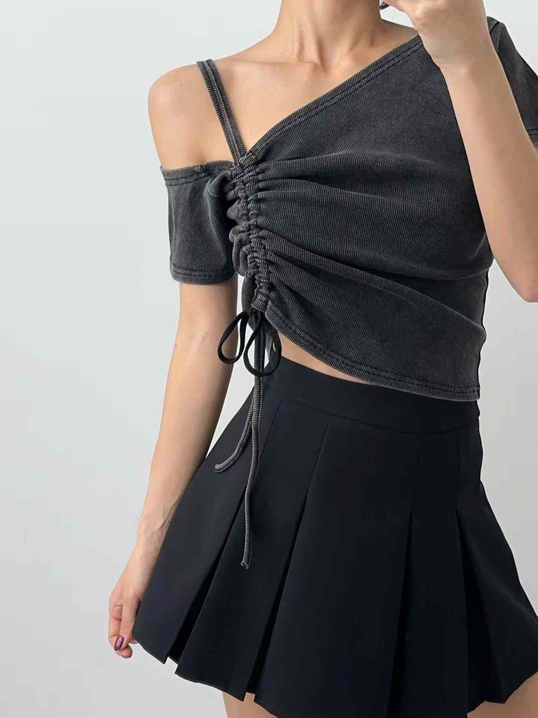 🏷ʏᴜɴᴀ’s ·正韓代購🇰🇷灰語抽摺🖤不對稱抽繩短袖上衣