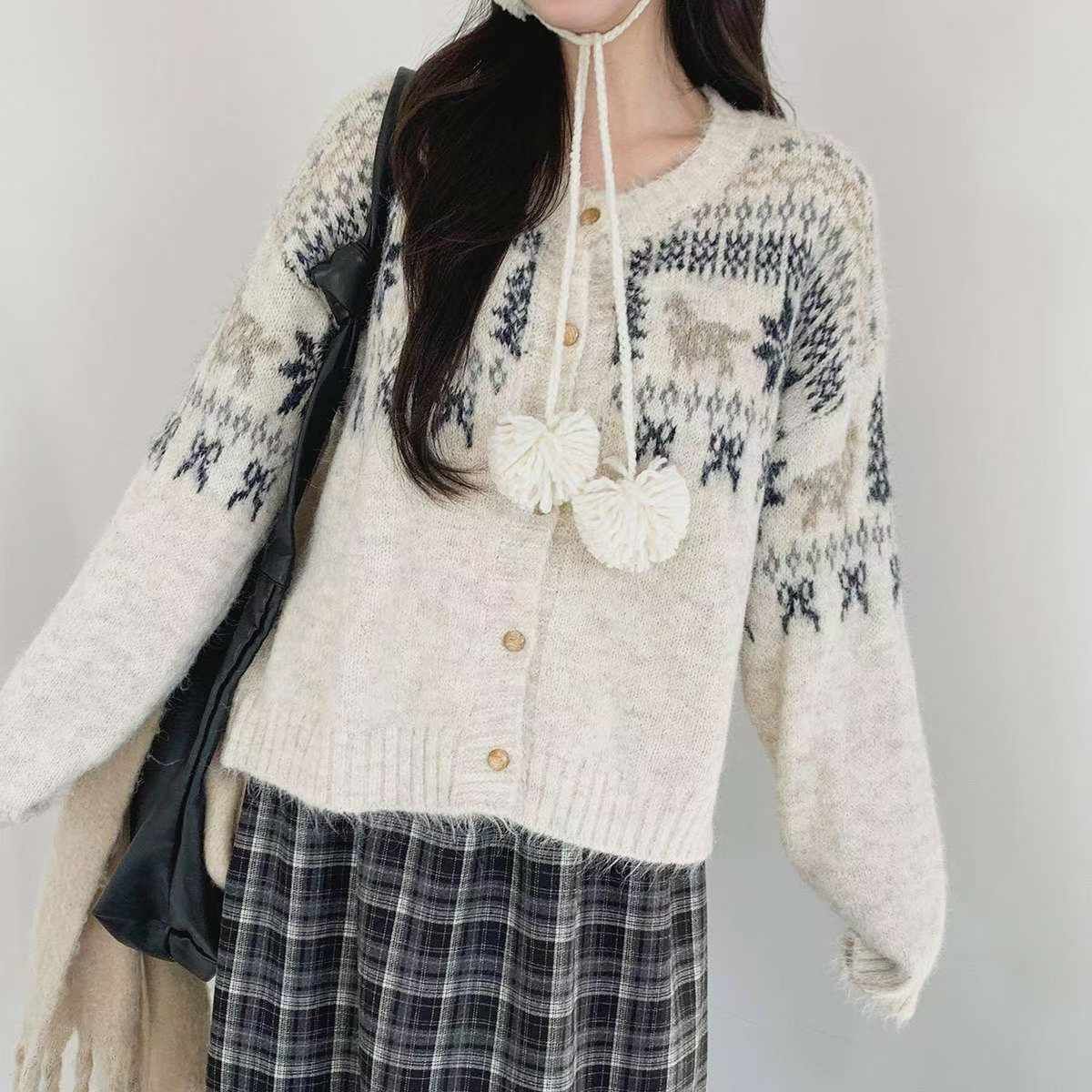 🏷ʏᴜɴᴀ’s ·正韓代購🇰🇷雪鹿漫步🦌霧感圖騰排釦針織長袖上衣