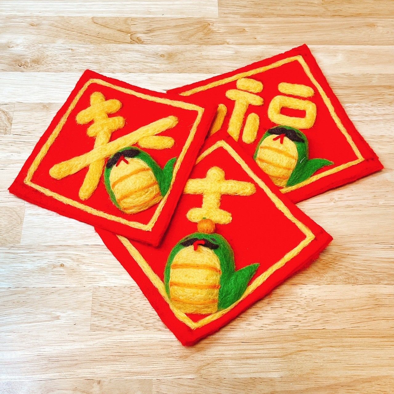 噗啾蛇春聯羊毛氈。2025年限定。