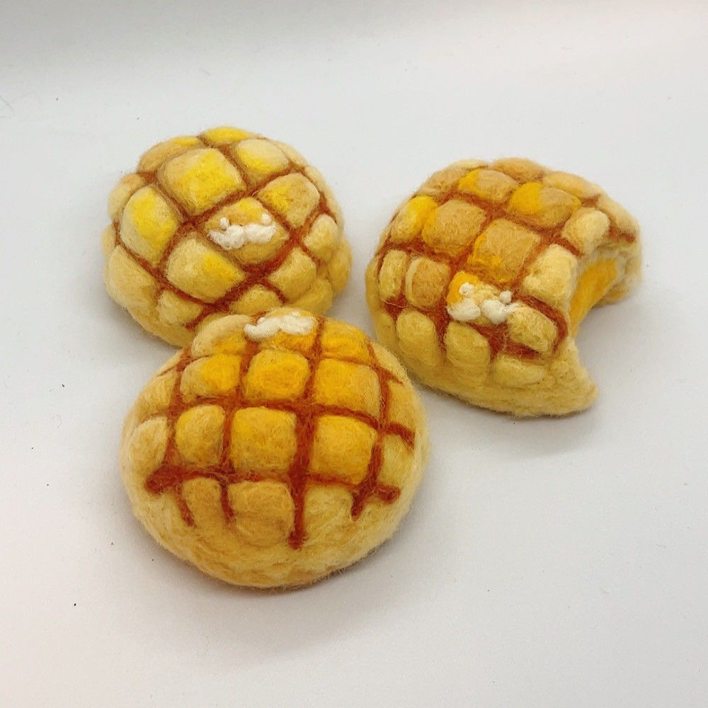 預購。菠蘿麵包羊毛氈。中。完成品。此款有香草味道，不喜歡請備註。