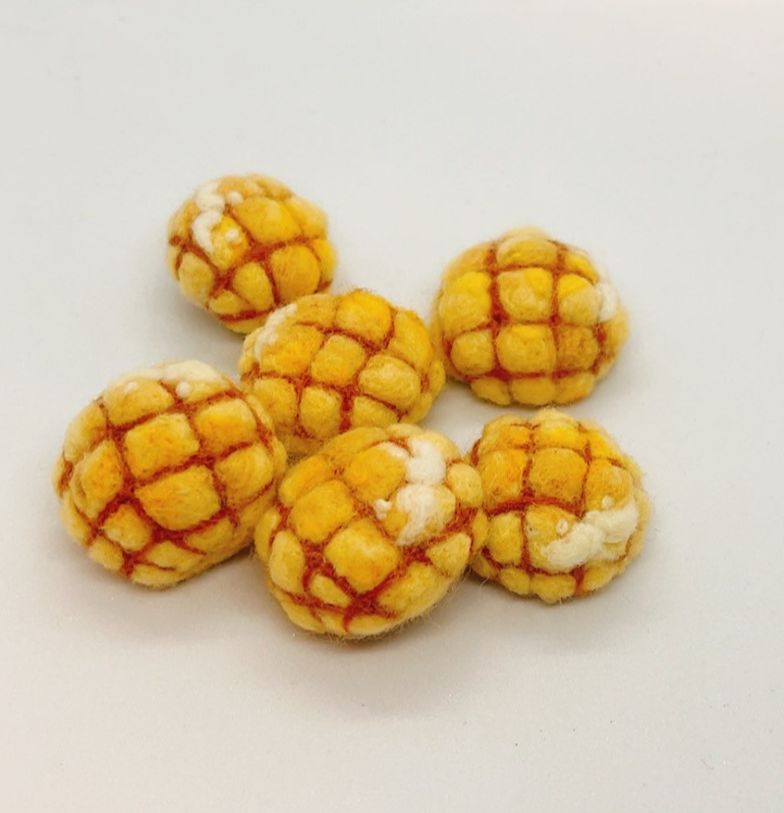 預購。菠蘿麵包羊毛氈。小。完成品。此款有香草味道，不喜歡請備註。