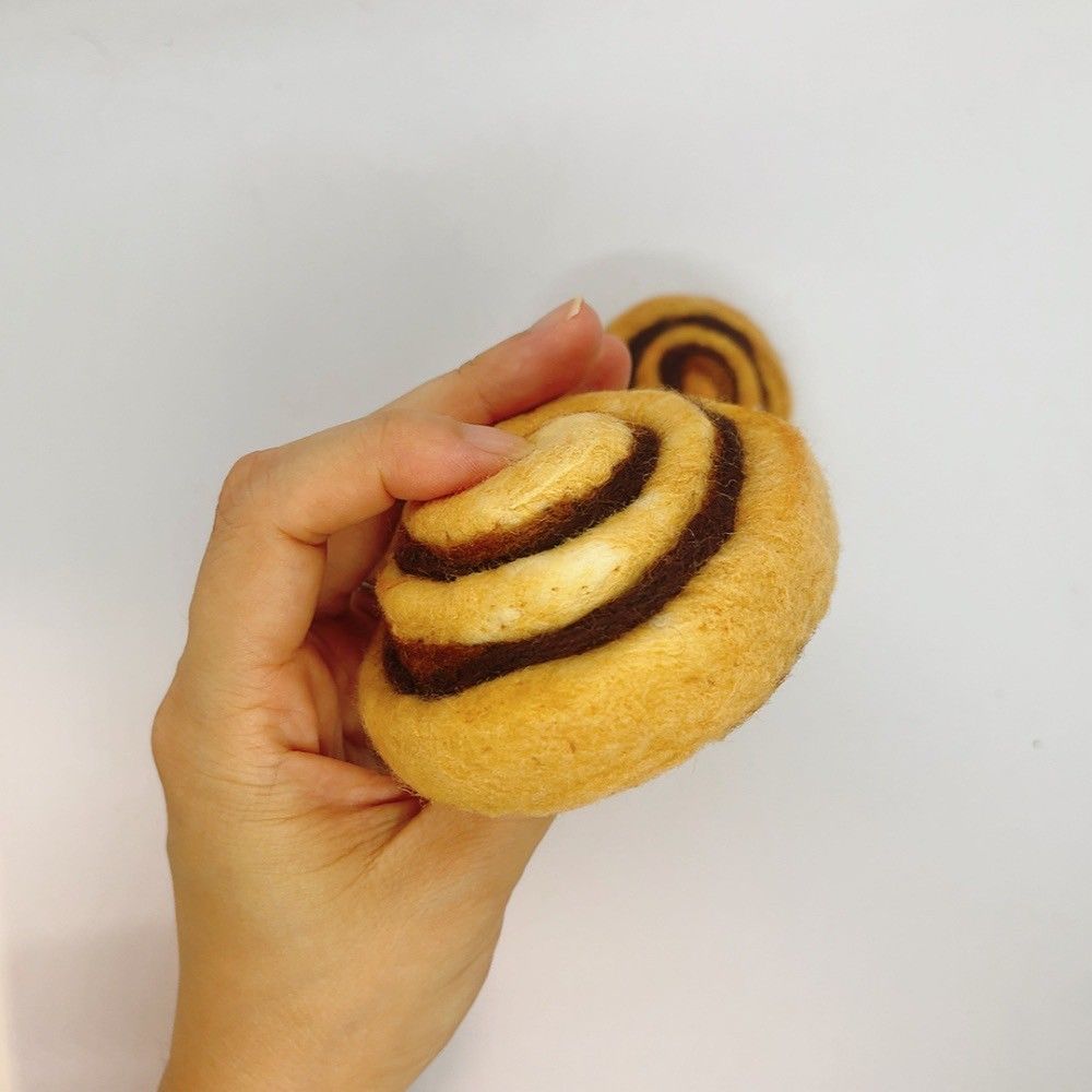 【不開放預購】肉桂捲羊毛氈。中。完成品。此款有肉桂味道，不喜歡請備註。預計9/12製作。按順序出貨。