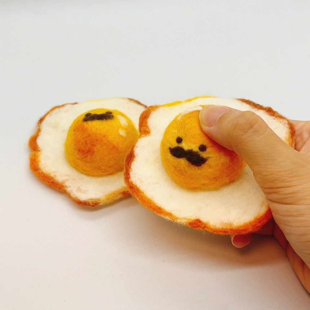 預購。荷包蛋噗啾羊毛氈。完成品。此款有香草味道，不喜歡請備註。預計9/12製作。按順序出貨。