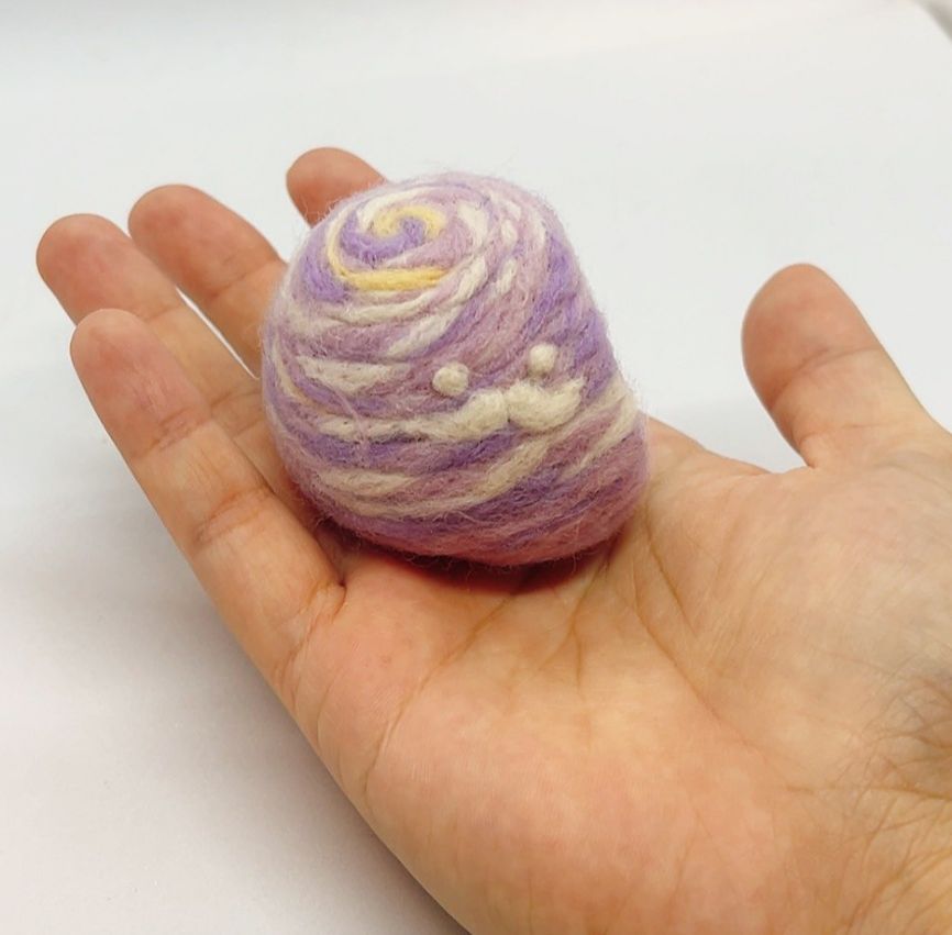 預購。切半芋頭酥羊毛氈。中。完成品。此款有芋頭味道，不喜歡請備註。預計9/12製作。按順序出貨。