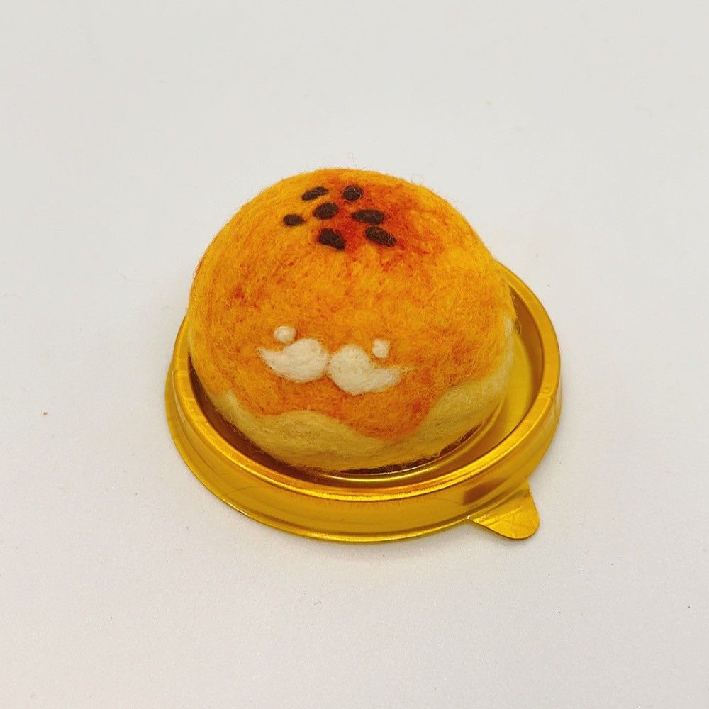 【不開放預購】。完整蛋黃酥羊毛氈。中。完成品。預計9/12製作。按順序出貨。