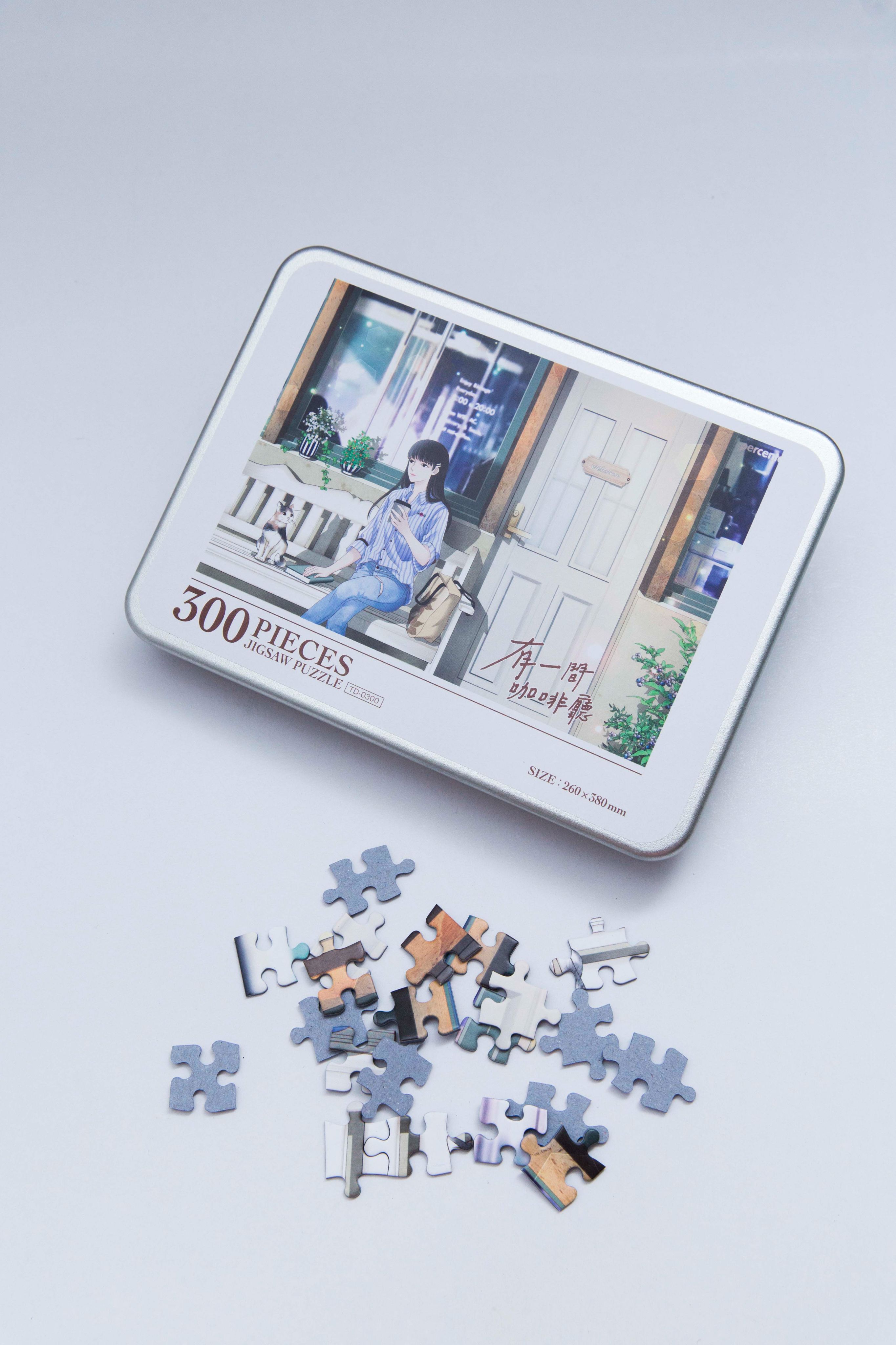 有一間咖啡廳-300片鐵盒拼圖 《限量》