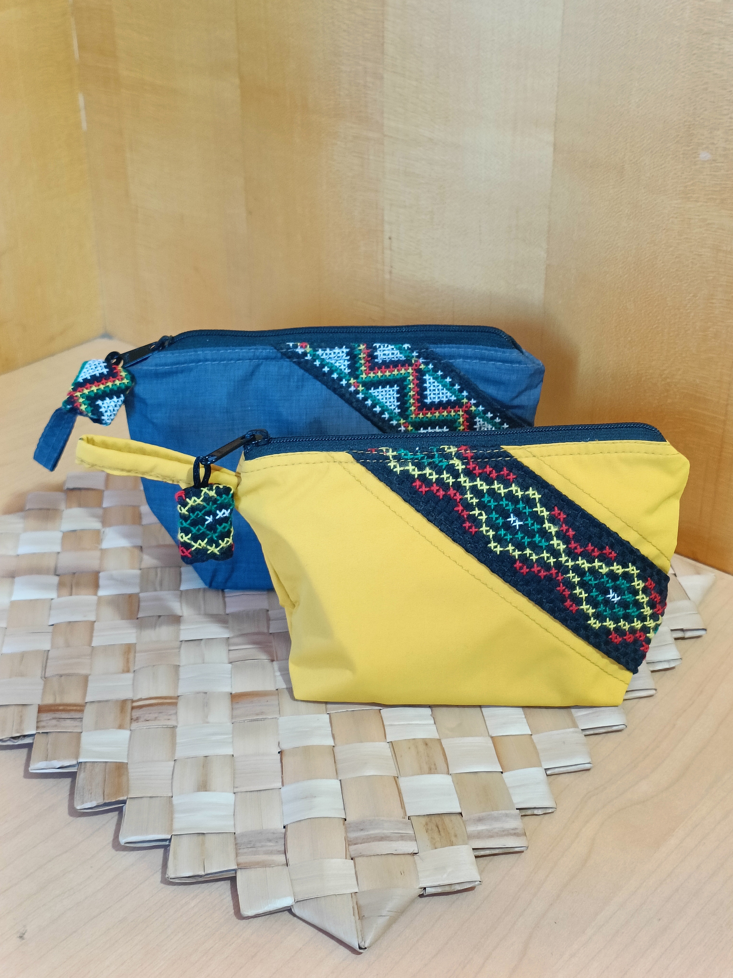 經典排灣圖騰 / 手工刺繡-斜紋包