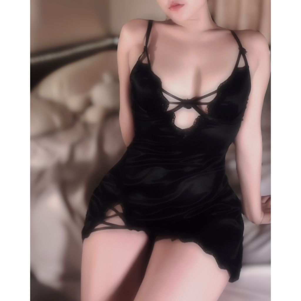 Audrey💃🏼胸前交叉背後全透膚緞面睡裙