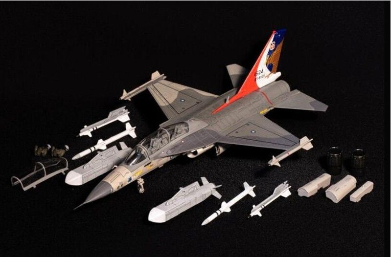 品項D：TTF 經國號雙座 台南彩繪機  機號#1624 萬箭彈  （全新）