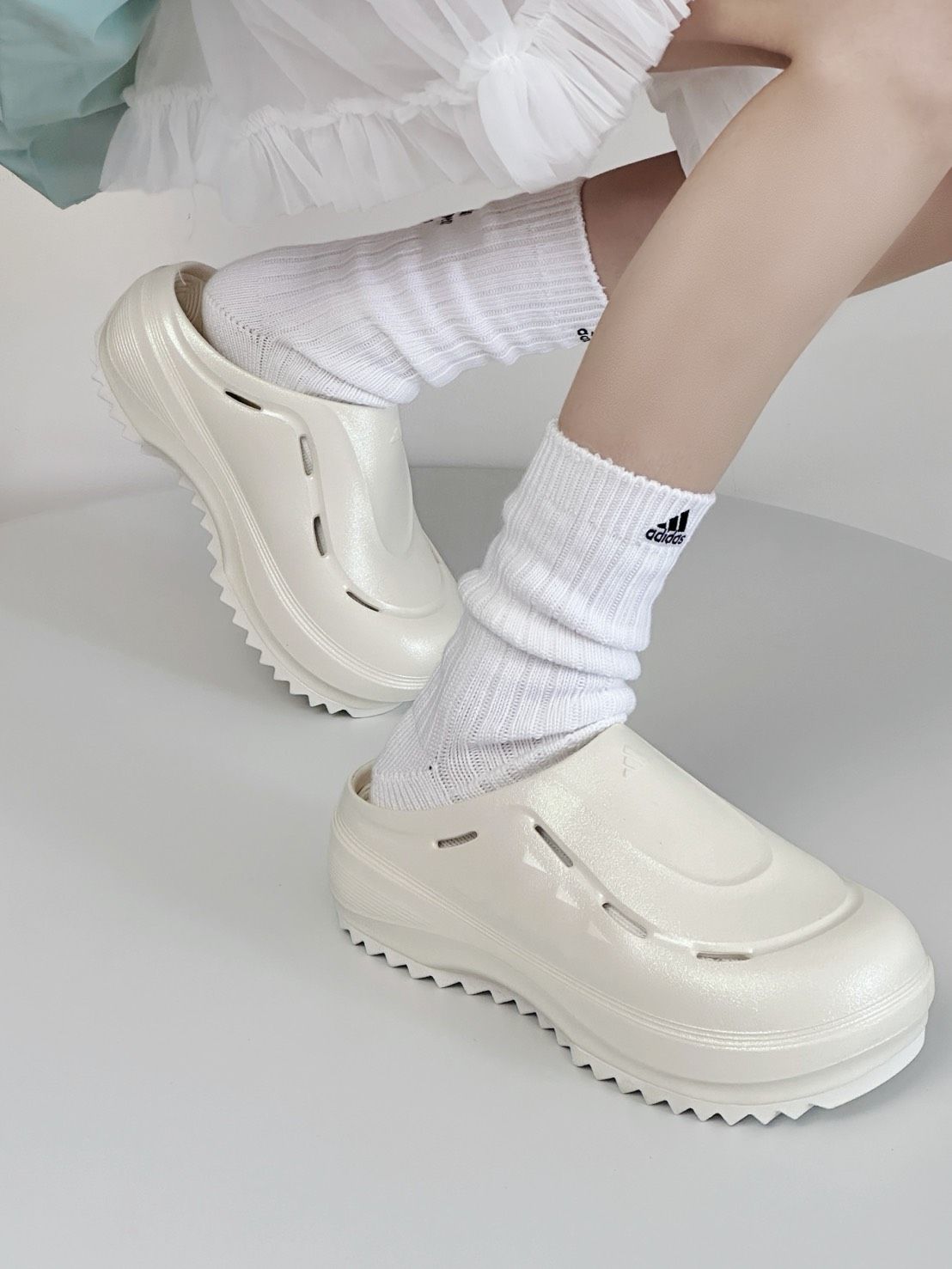 ＜預購＞A DIDAS  OZWAVE OLOG 珠光白 防滑拖鞋