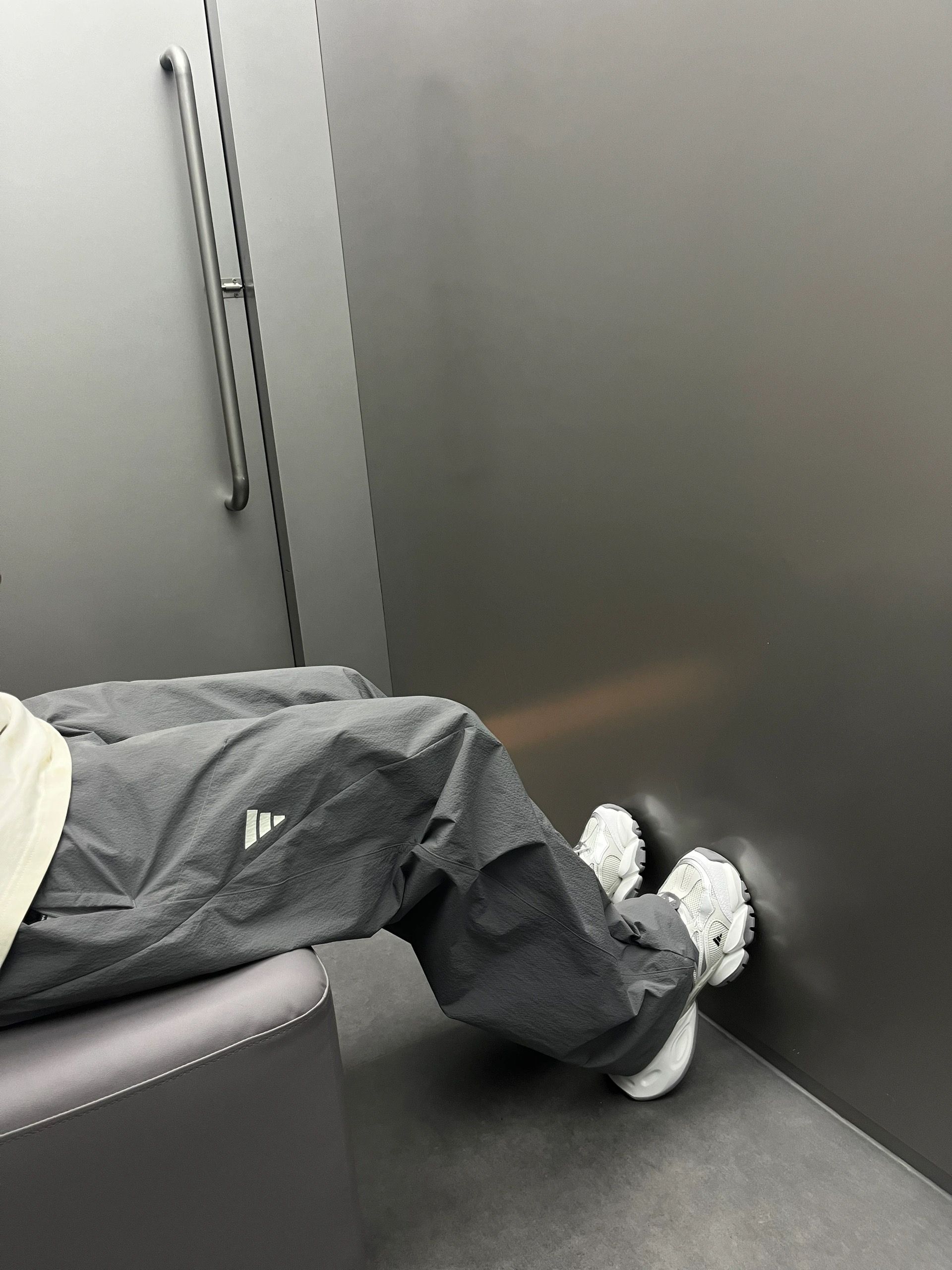 ＜預購＞ A DIDAS FOS系列 傘兵褲深灰色 男款 KB4619