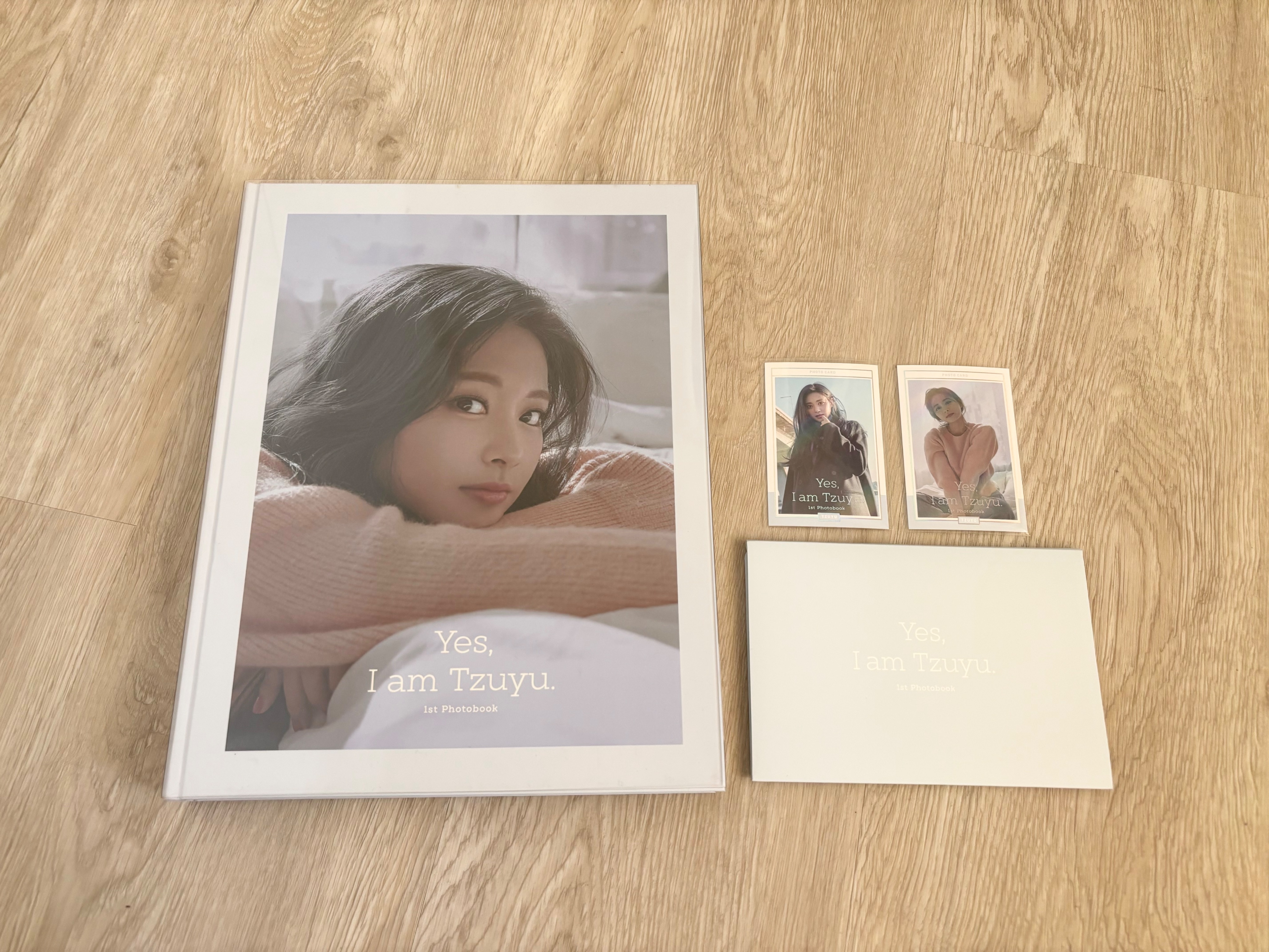 Yes，I am Tzuyu 藍版寫真（含兩張小卡+風琴明信片）