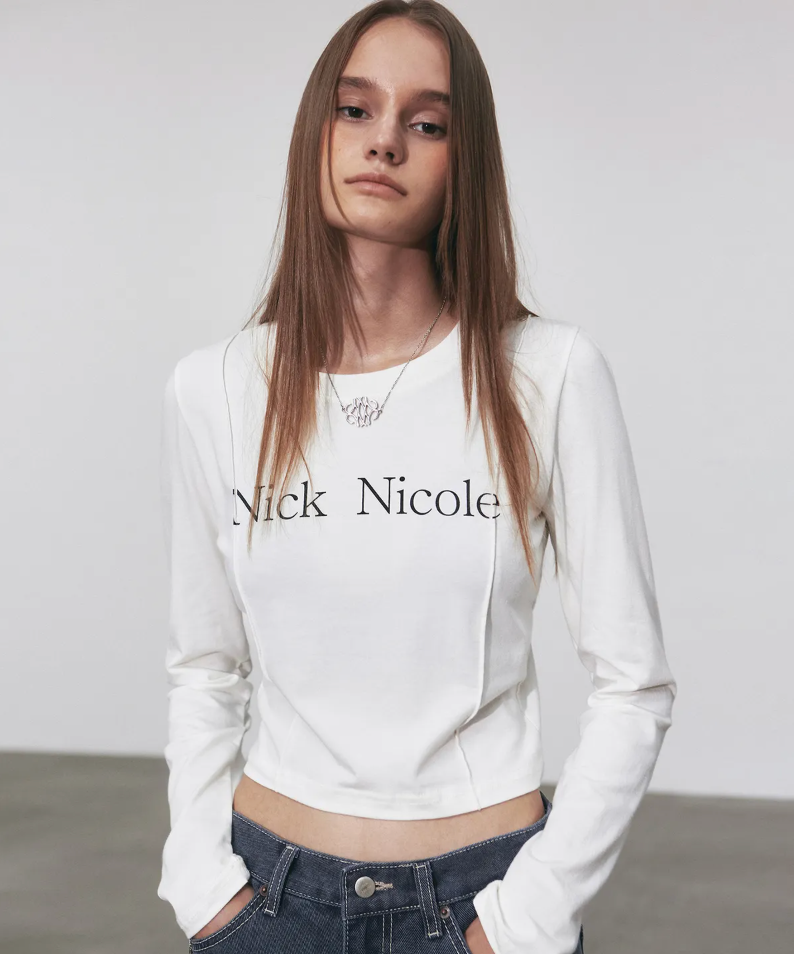 NICK NICOLE 細摺線品牌logo經典長袖上衣